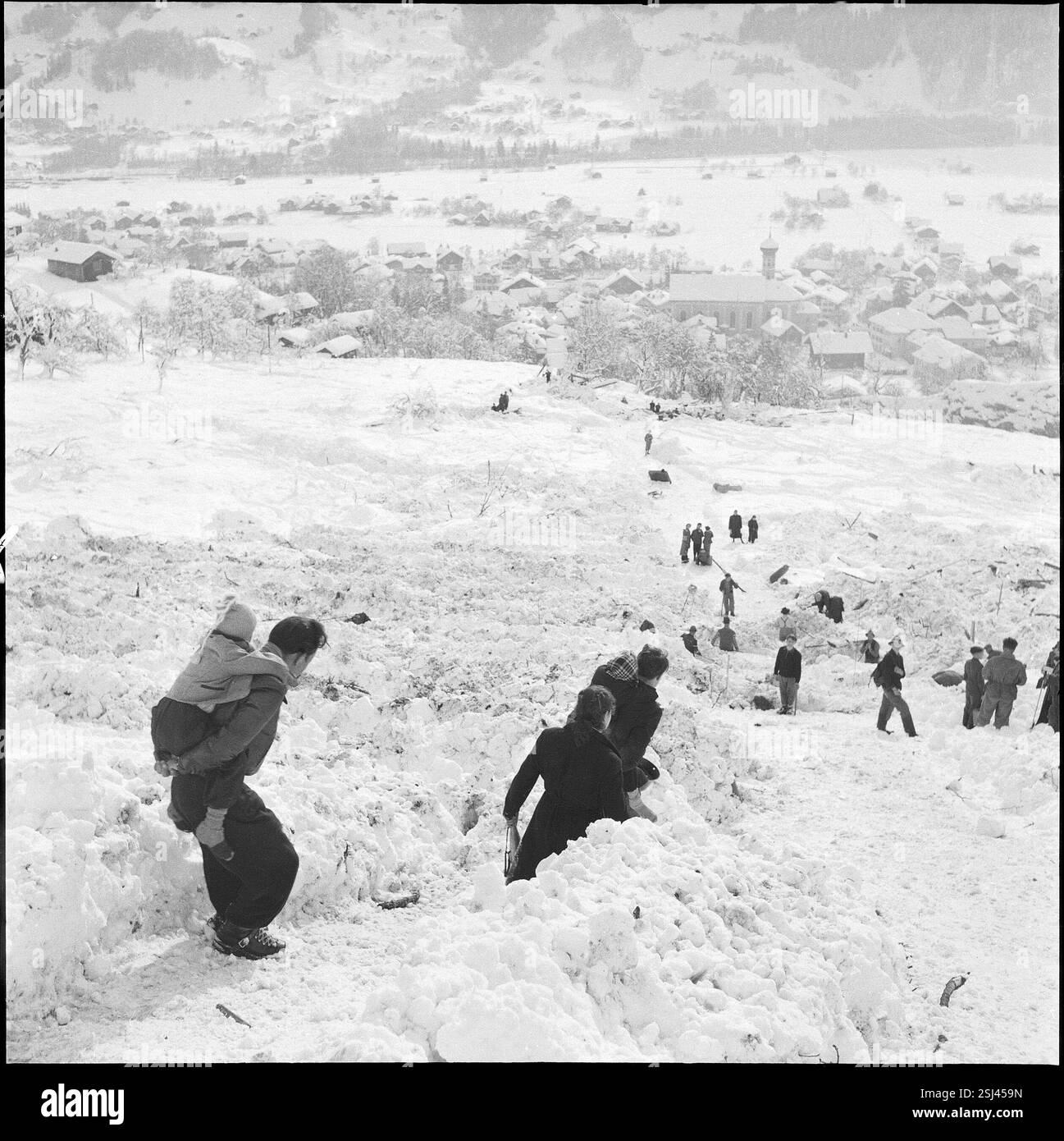 --- Lawinenniedergang im Montafontal; Menschen verlassen den Ort, 1954#Avalanche im Montafontal, Menschen verlassen den Ort; 1954 Stockfoto
