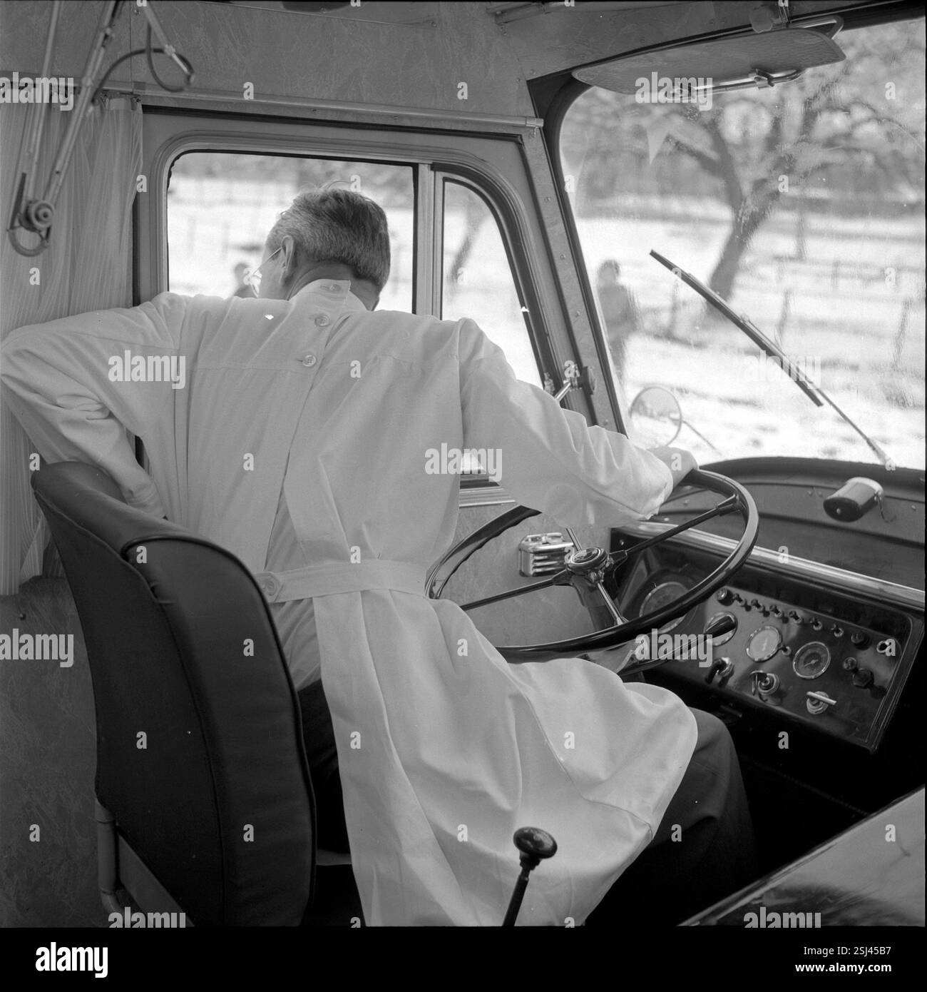 Kinder in ländlichen Gebieten werden in mobiler Zahnarztpraxis behandelt#Zahnbehandlung für Kinder im ländlichen Raum in einer mobilen Praxis# Stockfoto