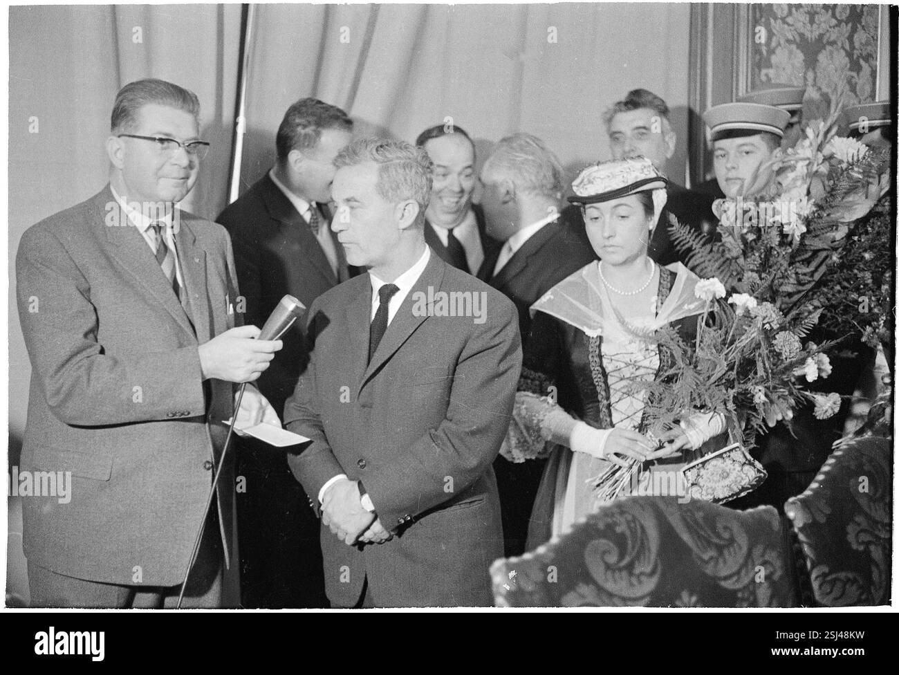 --- Reporter interviewt Roger Bonvin, neu gewählter Bundesrat; 1962#Reporter interviewt Roger Bonvin, neu gewählter Bundesrat; 1962 Stockfoto