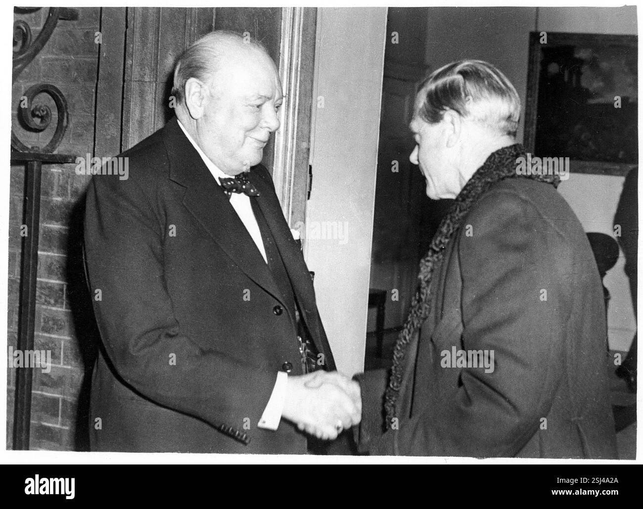 Er war nur für zehn Monate im Jahre 1936 als Edward VIII. König von Großbritannien und Nordirland. Er dankte am 11. Dezember 1936 ab, um die zweimal geschiedene bürgerliche US-Amerikanerin Wallis Warfield, gemeinhin bekannt unter dem Namen Wallis Simpson, am 3. Juni 1937 heiraten zu können. Er trug dann den Titel „Herzog von Windsor“#Er unterzeichnete die Abdankung am 10. Dezember 1936, um am 3. Juni 1937 den zweimaligen US-geschiedenen Wallis Warfield, besser bekannt als Wallis Simpson, zu heiraten. Georg VI. Erschuf seinen Bruder, den ehemaligen König, Herzog von Windsor. Stockfoto