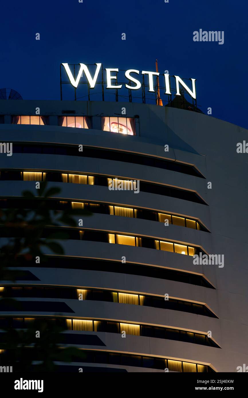 Ein nächtlicher Blick auf das Westin Hotel an der Sukhumvit Road in Bangkok, Thailand, mit seiner modernen und eleganten Architektur. Stockfoto