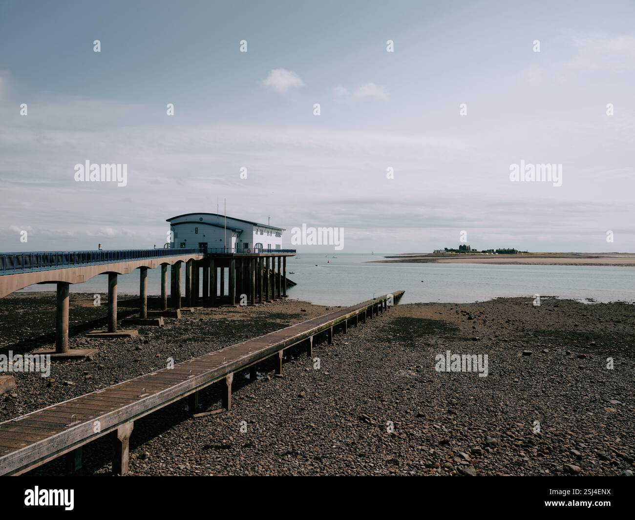 RNLI Barrow Lifeboat Station und Piel Island, Roa Island, Furness Peninsula, Westmorland and Furness, Cumbria, England. UK Stockfoto