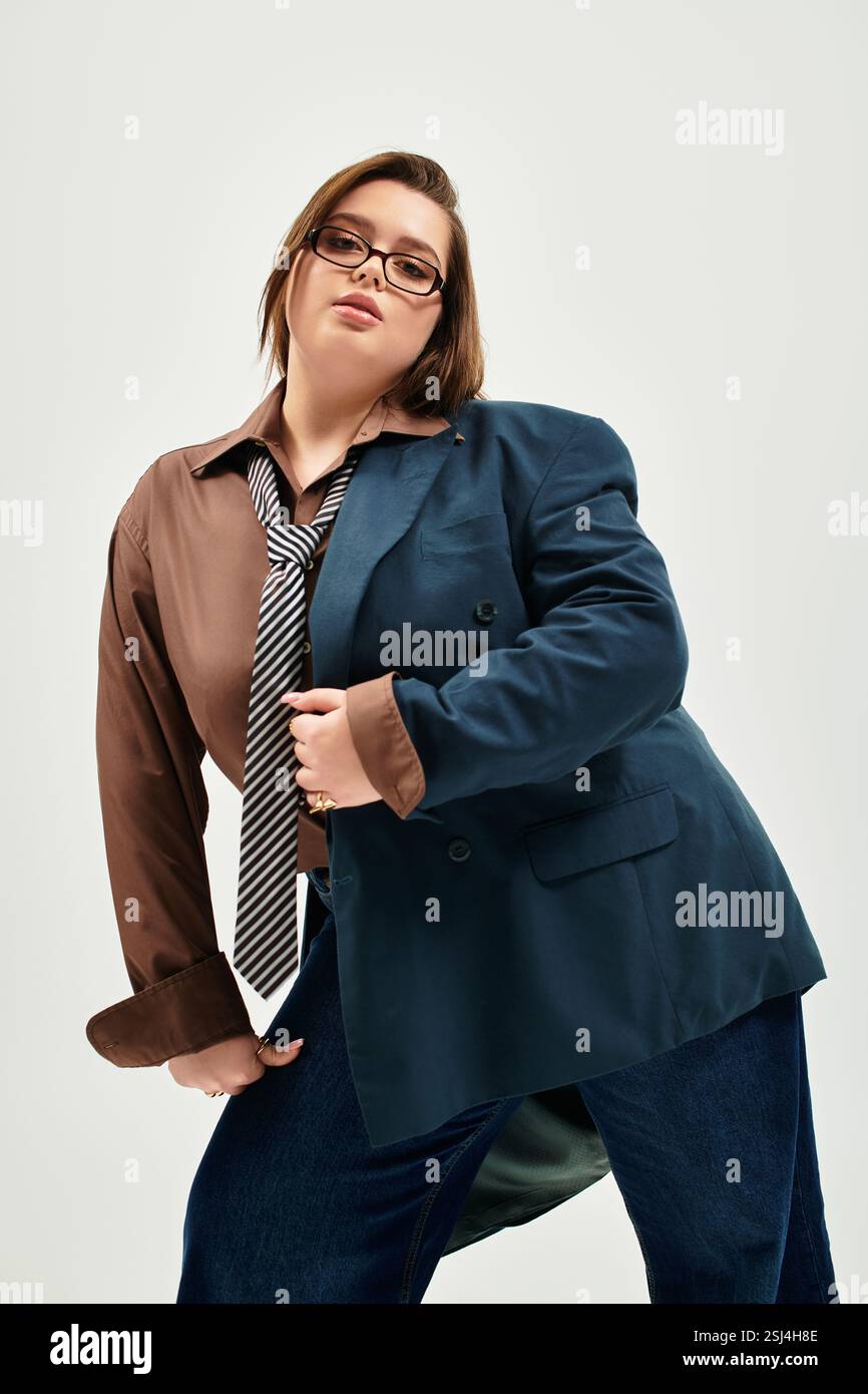 Junge und schöne Frau in Übergröße zeigt ihren einzigartigen Sinn für Mode mit Zuversicht. Stockfoto