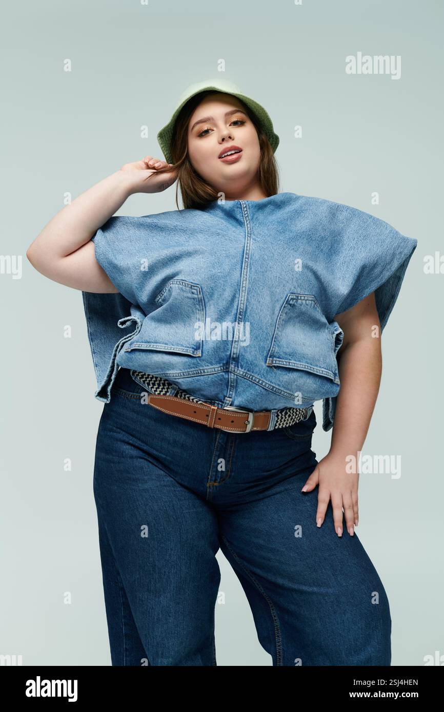 Die helle Kulisse zeigt eine junge Frau, die ihren einzigartigen Sinn für Mode und ihre strahlende Energie zeigt. Stockfoto Die helle Kulisse zeigt eine junge Frau, die ihren einzigartigen Sinn für Mode und ihre strahlende Energie zeigt. Stockfoto