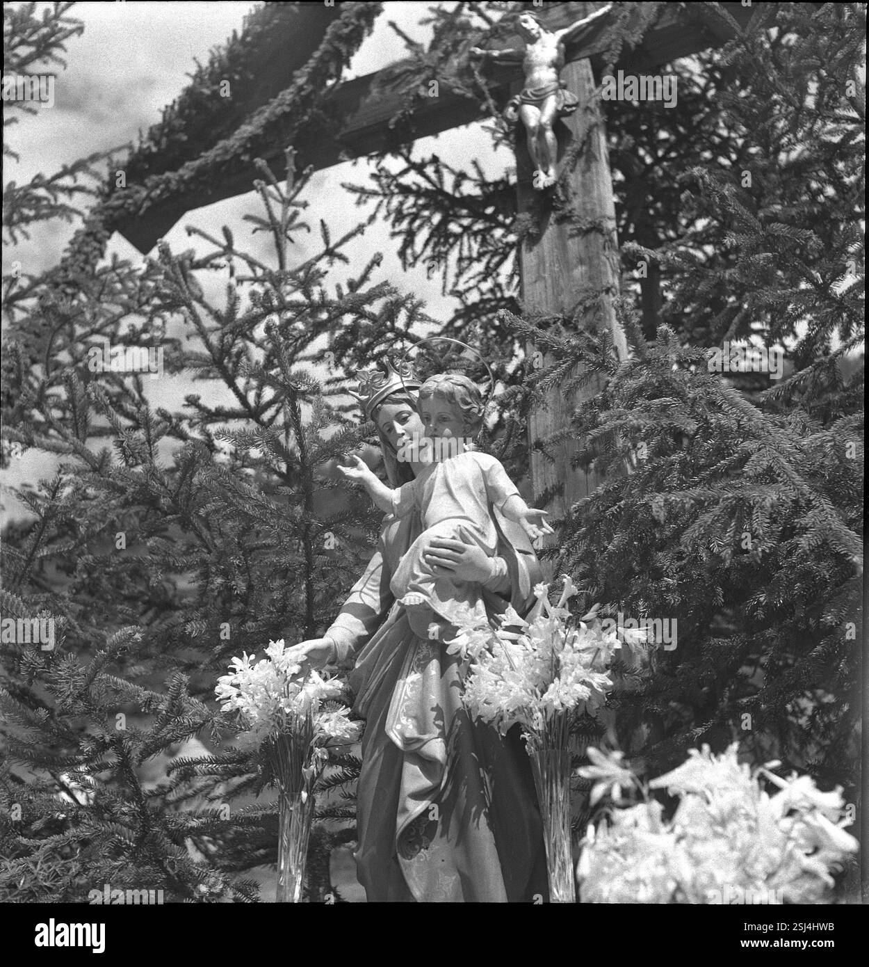 --- Statue der Jungfrau Maria mit dem Kind, 1942. Statue der Jungfrau Maria mit dem Kind, 1942 Stockfoto
