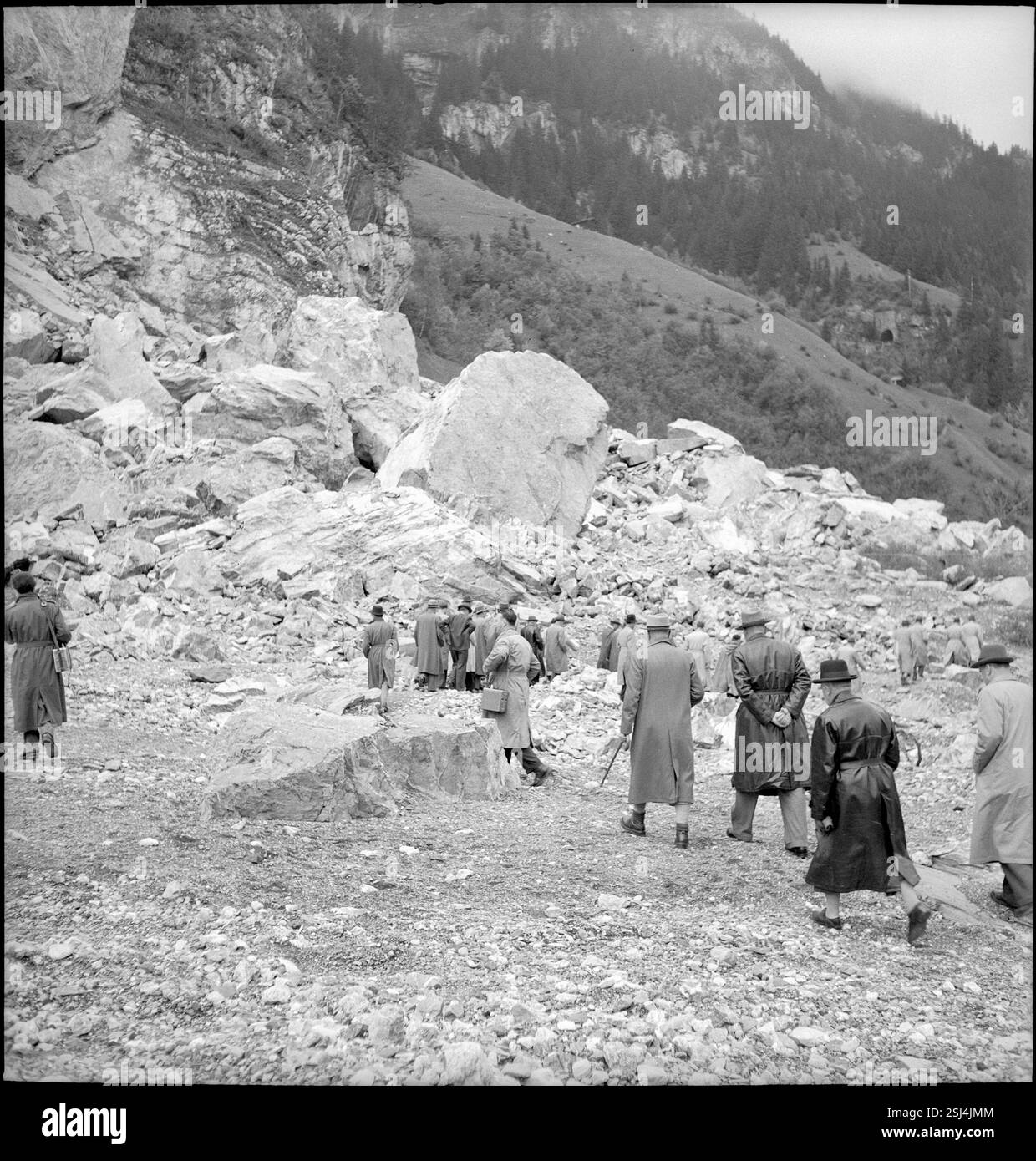 --- Presseführung zum ehemaligen Munitionslager Blausee-Mitholz 1949#Presse bei Führung zur ehemaligen Munitionsdeponie Blausee-Mitholz 1949 Stockfoto