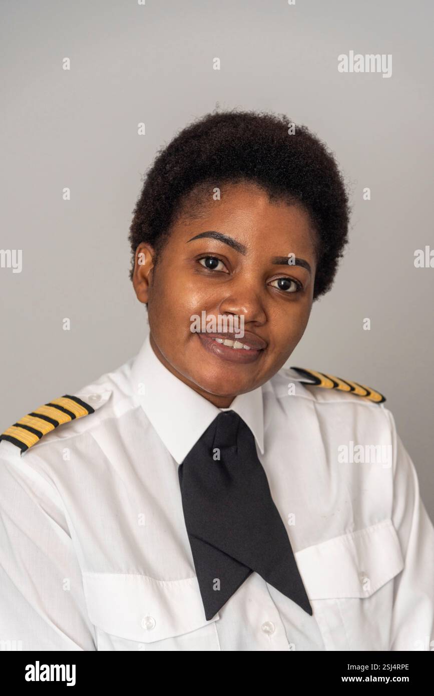 Hampshire England Vereinigtes Königreich. 26.01.2025. Porträt einer afrikanischen Pilotin, die Frauen in der Luftfahrt feiert. Stockfoto