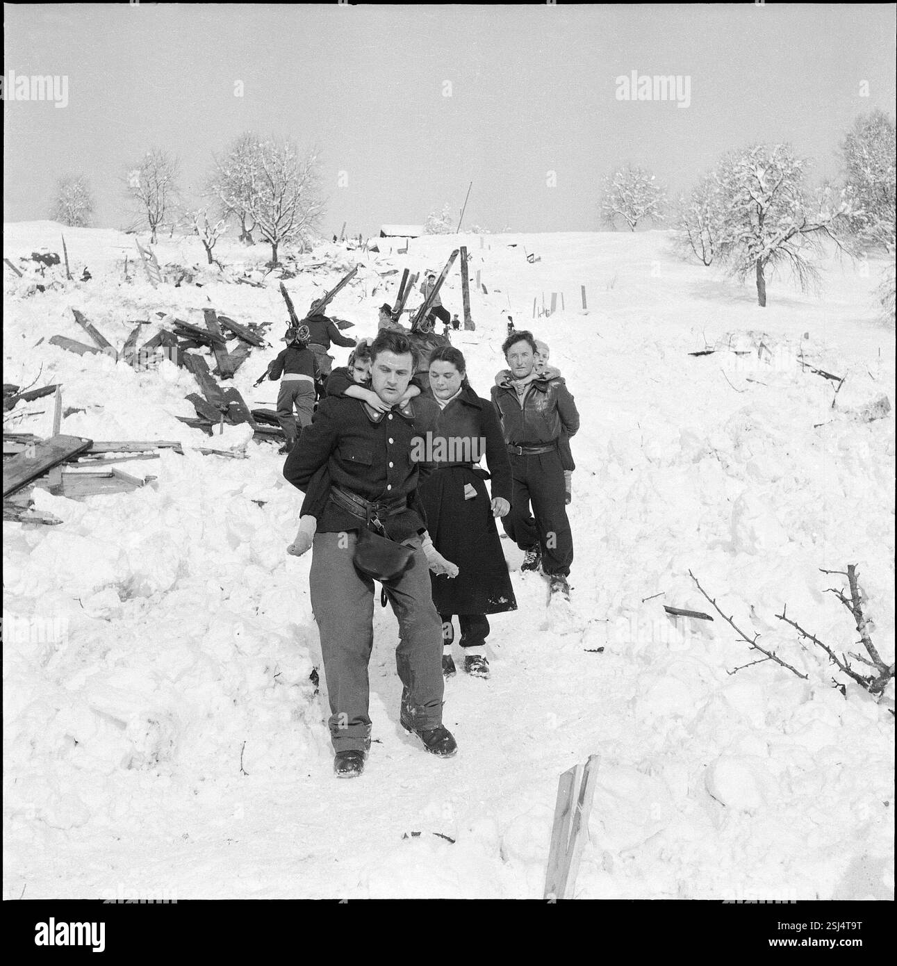 --- Lawinenniedergang im Montafontal; Menschen verlassen den Ort, 1954#Avalanche im Montafontal; Menschen verlassen den Ort, 1954 Stockfoto