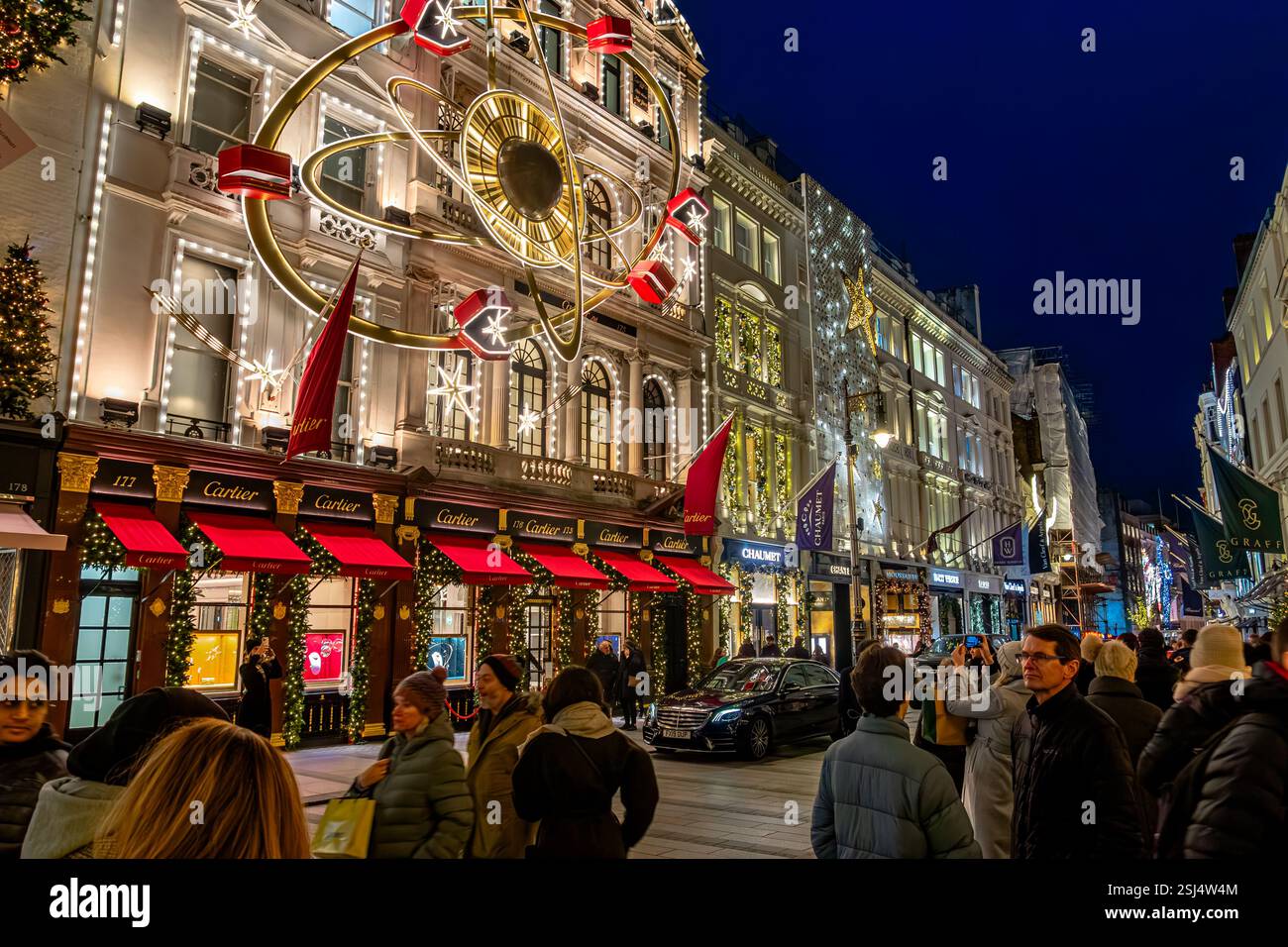 Eine Weihnachtsdekoration über dem Cartier Shop in der Old Bond Street, Mayfair, London W1 Stockfoto