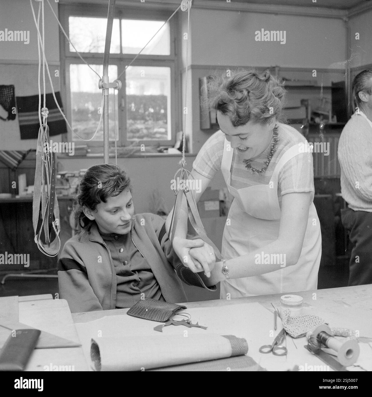 --- Handwerk: Ausbildung für Behinderte, Zürich 1957#Handwerk: Ausbildung für Behinderte, Zürich 1957- RDB VON DUKAS Stockfoto