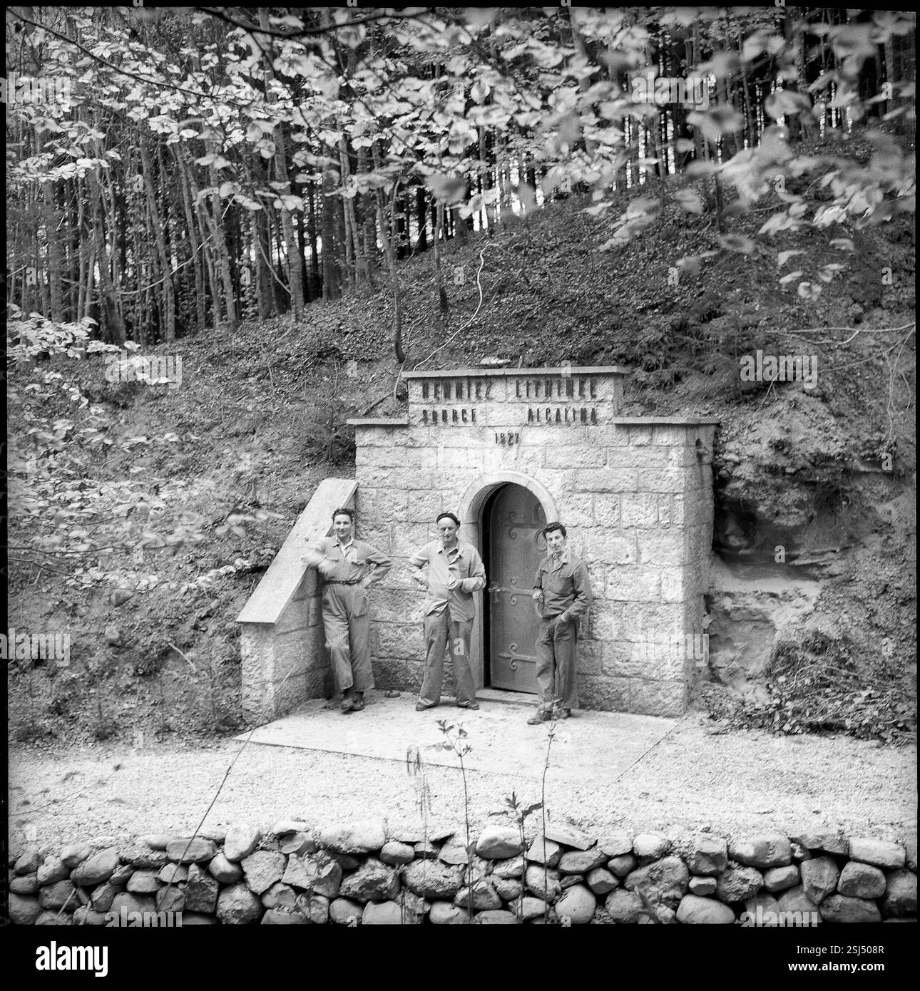 --- Arbeiter vor Mineralquelle Henniez Lithinée; 1958#Arbeiter vor Henniez Lithinée Mineralquelle, 1958- RDB VON DUKAS Stockfoto