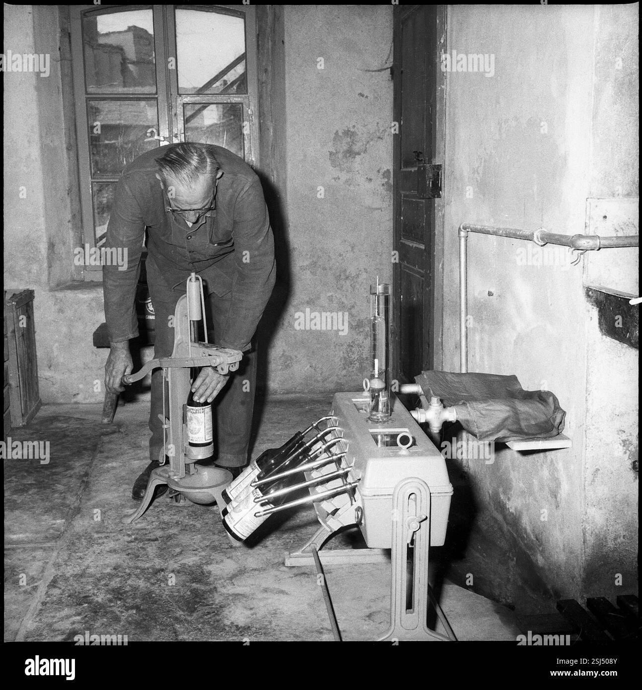 --- Wildegger Jodwasser in Flaschen abfüllen; Mineralquelle; 1960#Wildegg, man Flaschen Jodwasser, Mineralquelle; 1960- RDB VON DUKAS Stockfoto