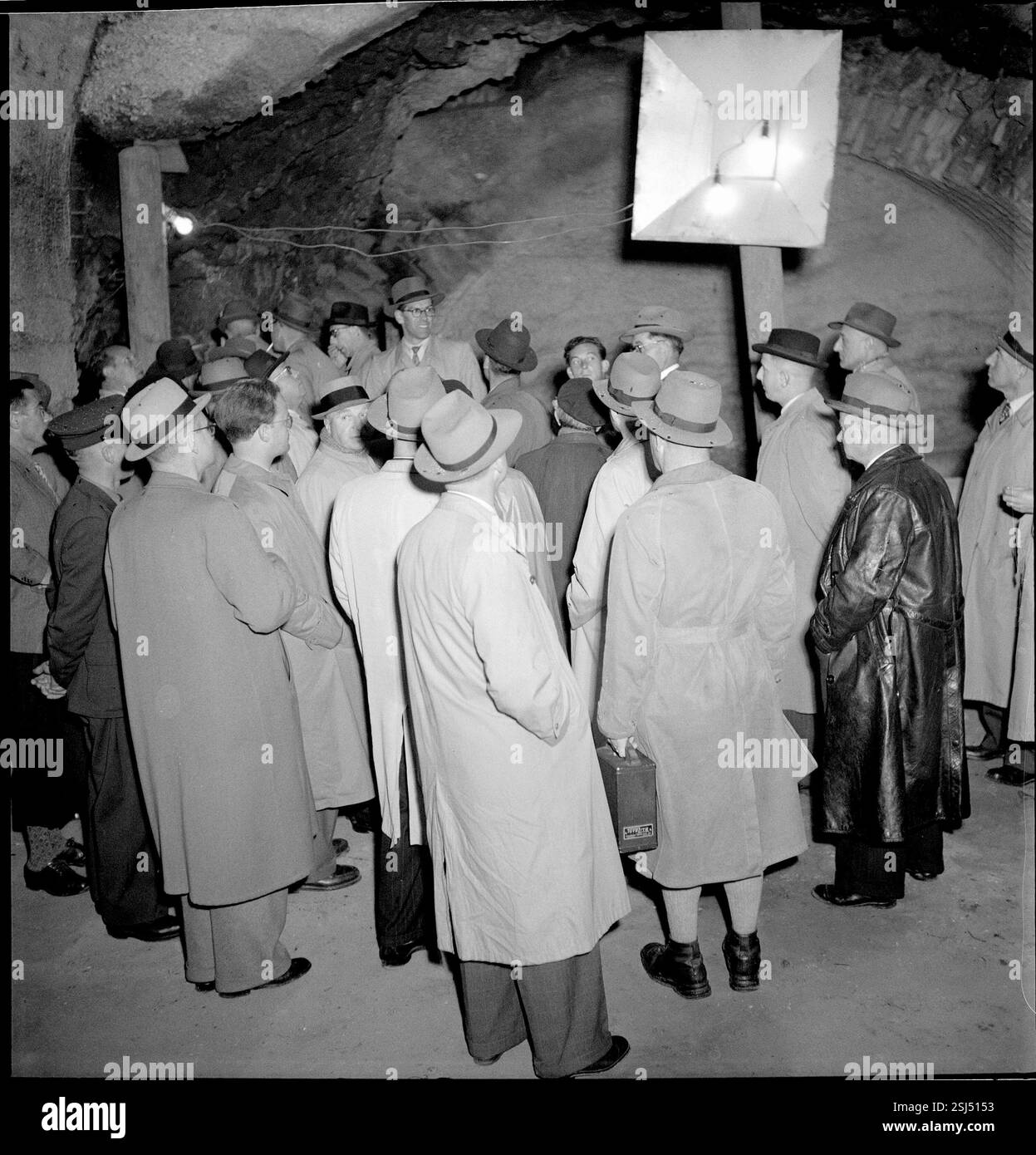 --- Presseführung durch Munitionslager Blausee-Mitholz 1949#Presse bei Führung durch Munitionslager Blausee-Mitholz 1949- RDB VON DUKAS Stockfoto