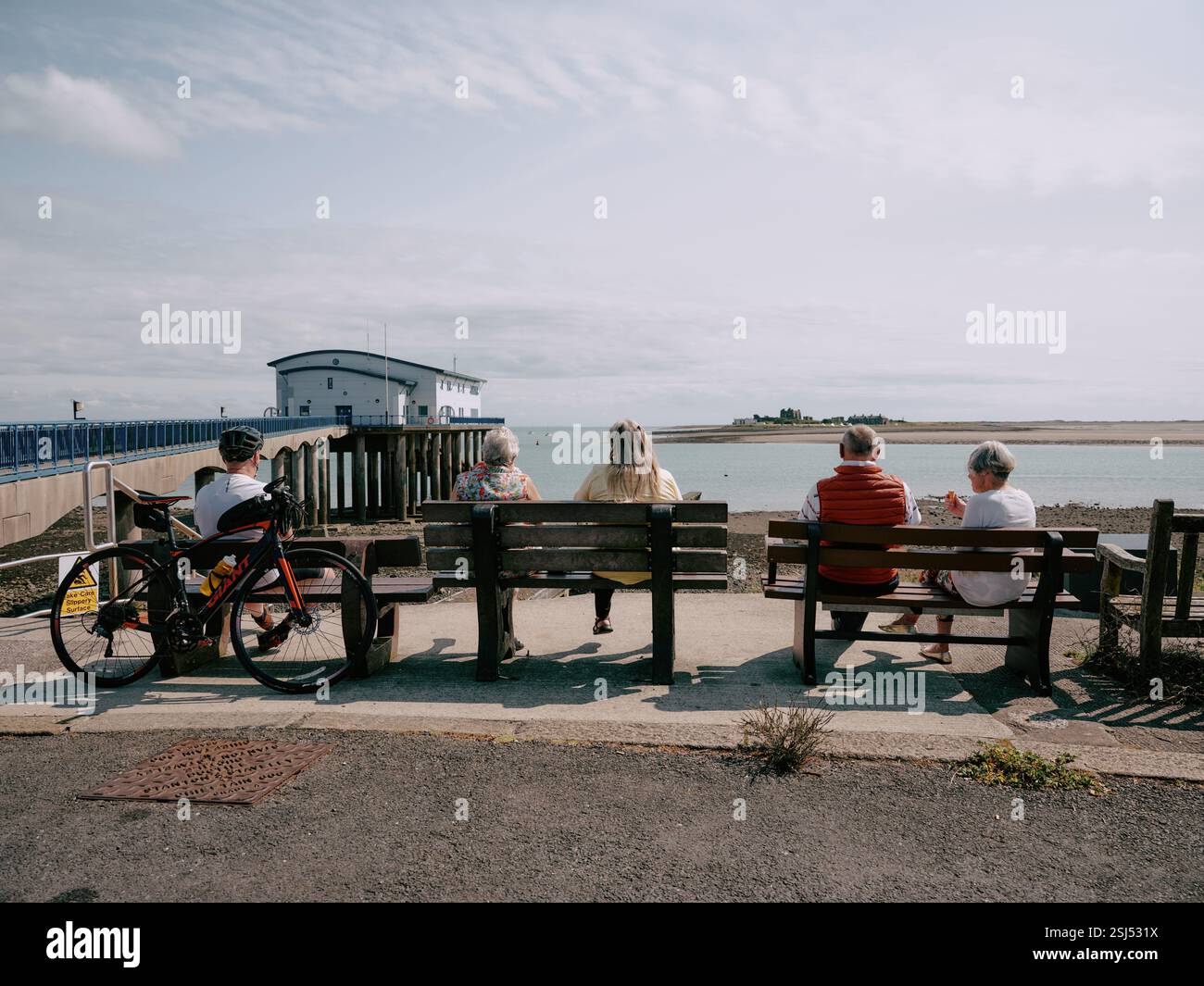 Sommertouristen mit Blick auf die Insel Piel auf Roa Island, Furness Peninsula, Westmorland und Furness, Cumbria, England. UK Stockfoto