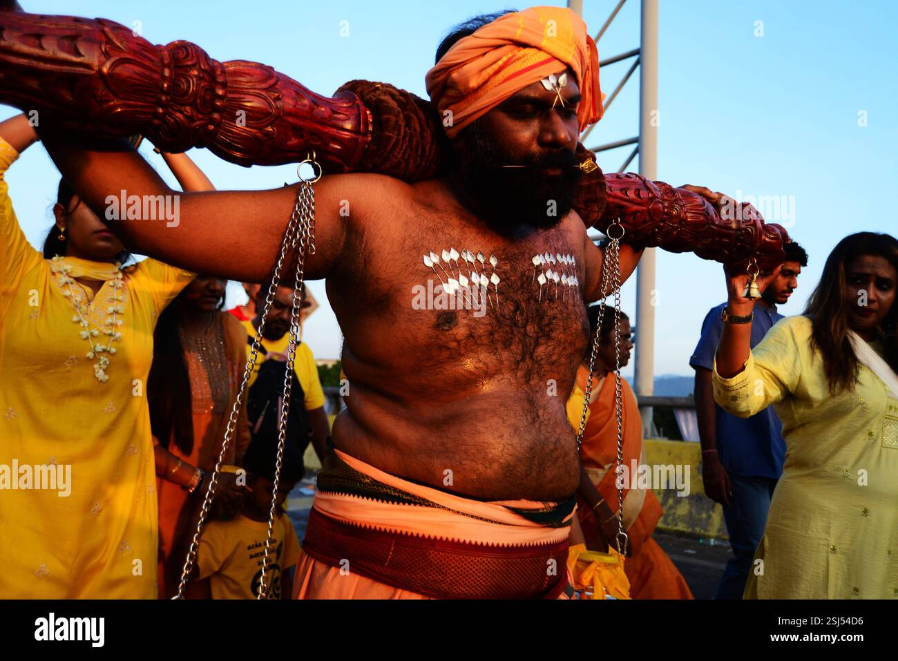 MALAYSIA KUALA LUMPUR 25.11.02.25. Thaipusam ist ein tamilisches Hindu-Festival, das am ersten Vollmondtag des tamilischen Monats Thai gefeiert wird und mit dem Pusam-Stern zusammenfällt. Das Festival wird zum Gedenken an den Sieg des hinduistischen Gottes Murugan über den Dämon Surapadman gefeiert. Während der Schlacht soll Murugan einen Egel getragen haben, einen göttlichen Speer, der von seiner Mutter Parvati gewährt wurde. Das Festival beinhaltet rituelle Praktiken von Kavadi Aattam, ein zeremonieller Akt des Opfers, der eine physische Last trägt, um eine spirituelle Schuld auszugleichen. Gläubige tragen oft einen Topf Kuhmilch als Opfergabe und tun es auch Stockfoto MALAYSIA KUALA LUMPUR 25.11.02.25. Thaipusam ist ein tamilisches Hindu-Festival, das am ersten Vollmondtag des tamilischen Monats Thai gefeiert wird und mit dem Pusam-Stern zusammenfällt. Das Festival wird zum Gedenken an den Sieg des hinduistischen Gottes Murugan über den Dämon Surapadman gefeiert. Während der Schlacht soll Murugan einen Egel getragen haben, einen göttlichen Speer, der von seiner Mutter Parvati gewährt wurde. Das Festival beinhaltet rituelle Praktiken von Kavadi Aattam, ein zeremonieller Akt des Opfers, der eine physische Last trägt, um eine spirituelle Schuld auszugleichen. Gläubige tragen oft einen Topf Kuhmilch als Opfergabe und tun es auch Stockfoto