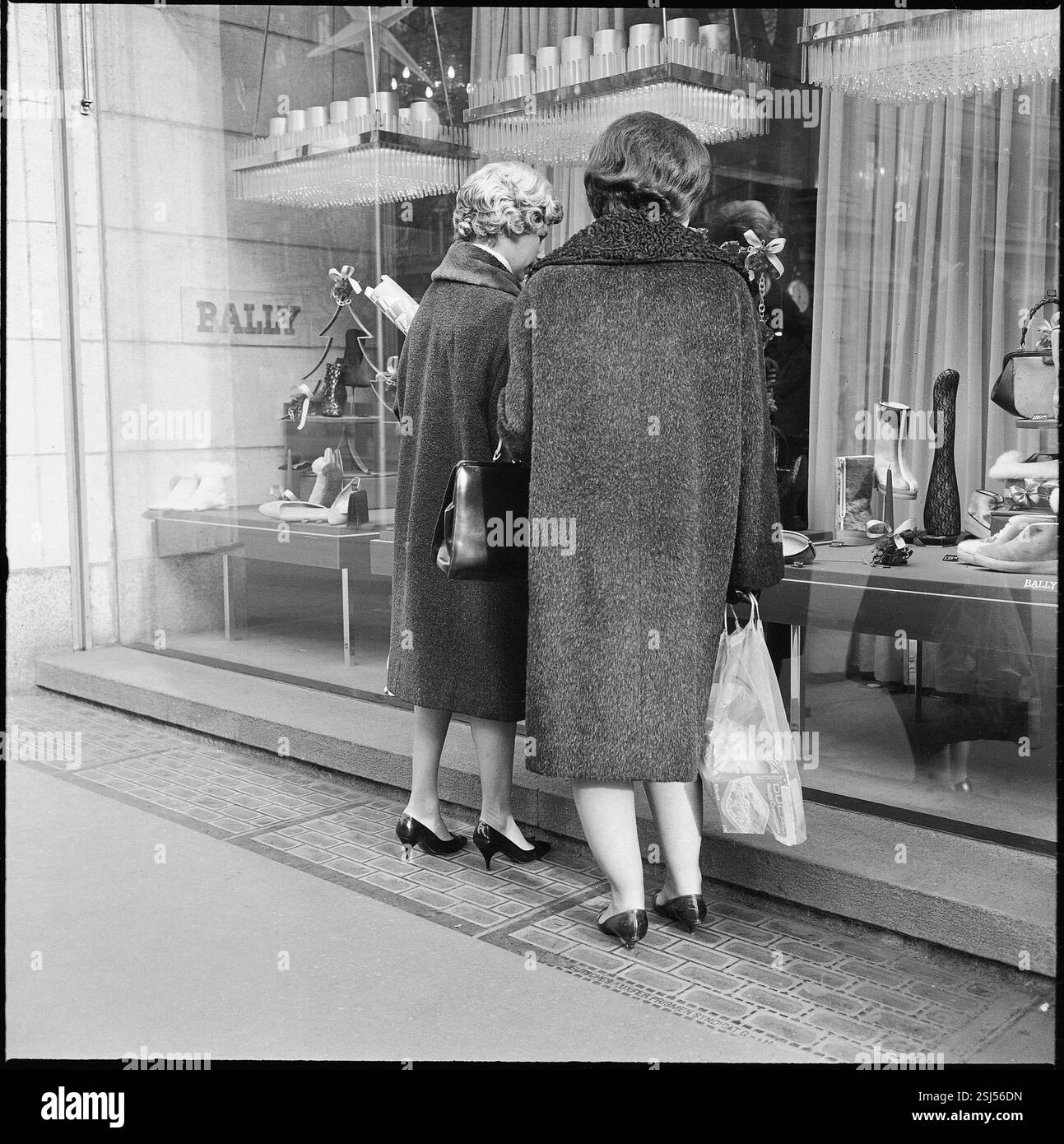 --- Bally, Zürich Bahnhofstrasse 1964#Bally, Zürich Bahnhofstrasse 1964- RDB VON DUKAS Stockfoto