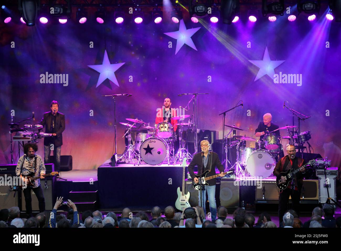 Ringo Starr und seine All-Starr Band leben in Kopenhagen. Ringo Starr & His All-Starr Band ist eine Rock-Supergroup mit wechselndem Personal unter der Leitung des ehemaligen Beatles-Schlagzeugers und -Sängers Ringo Starr. Ringo Starr ñ Schlagzeug, Percussion, Piano, Gesang Steve Lukather (Toto) ñ Gitarren, Gesang Colin Hay (Men at Work) ñ Gitarren, Gesang Gregg Rolie (Santana und Journey) ñ Keyboards, Gesang Graham Gouldman (10 cc) ñ Bass Gitarre, Gesang Gregg Bissonette ñ Schlagzeug, Background Vocals Warren Ham (Bloodrock , Kansas und AD) ñ Saxophon, Klavier, Klavier, Flöte, Klavier, Klavier, Klavier, Klavier, Klavier, Klavier, Klavier, Klavier Gesang Stockfoto