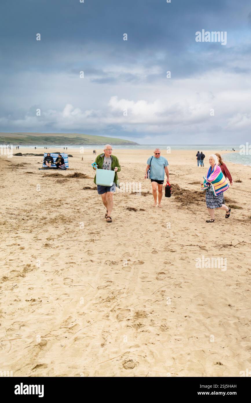 Besucher Urlauber, die am Crantock Beach in Newquay in Cornwall in Großbritannien spazieren gehen. Stockfoto