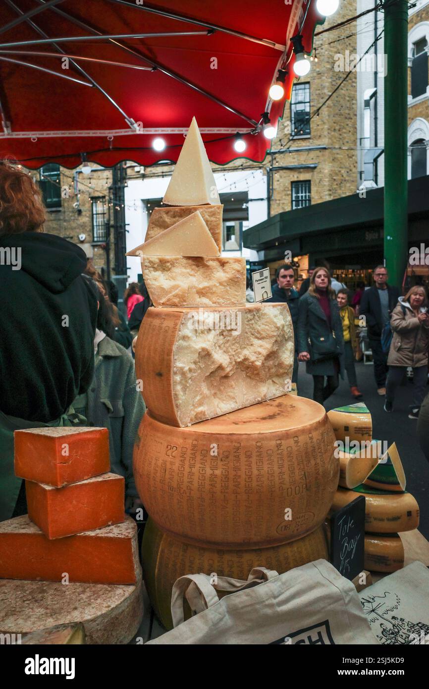 Parmigiano Reggiano Parmesan-Käse mit der g.U. auf einem Verkaufsstand auf dem historischen Borough Market in Southwark in London im Vereinigten Königreich in Europa. Stockfoto