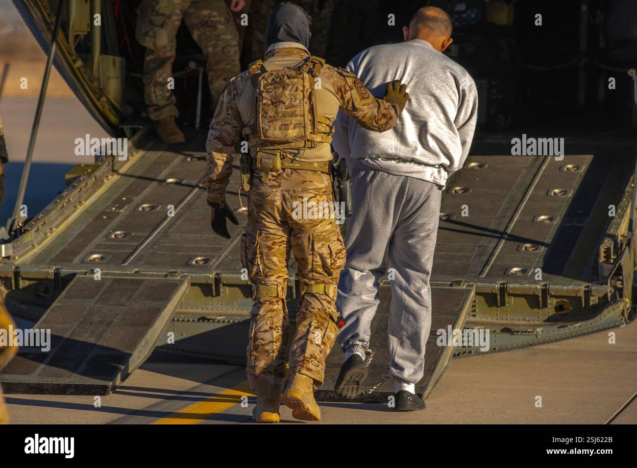 BIGGS ARMY AIRFIELD, FORT BLISS, TEXAS, USA - 08. Februar 2025 - US Immigration and Customs Enforcement (ICE) Agenten, in Abstimmung mit den USA S Stockfoto