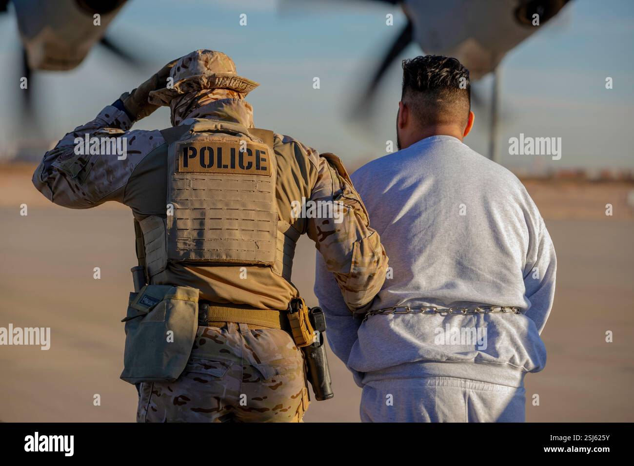 BIGGS ARMY AIRFIELD, FORT BLISS, TEXAS, USA - 08. Februar 2025 - US Immigration and Customs Enforcement (ICE) Agenten, in Abstimmung mit den USA S Stockfoto