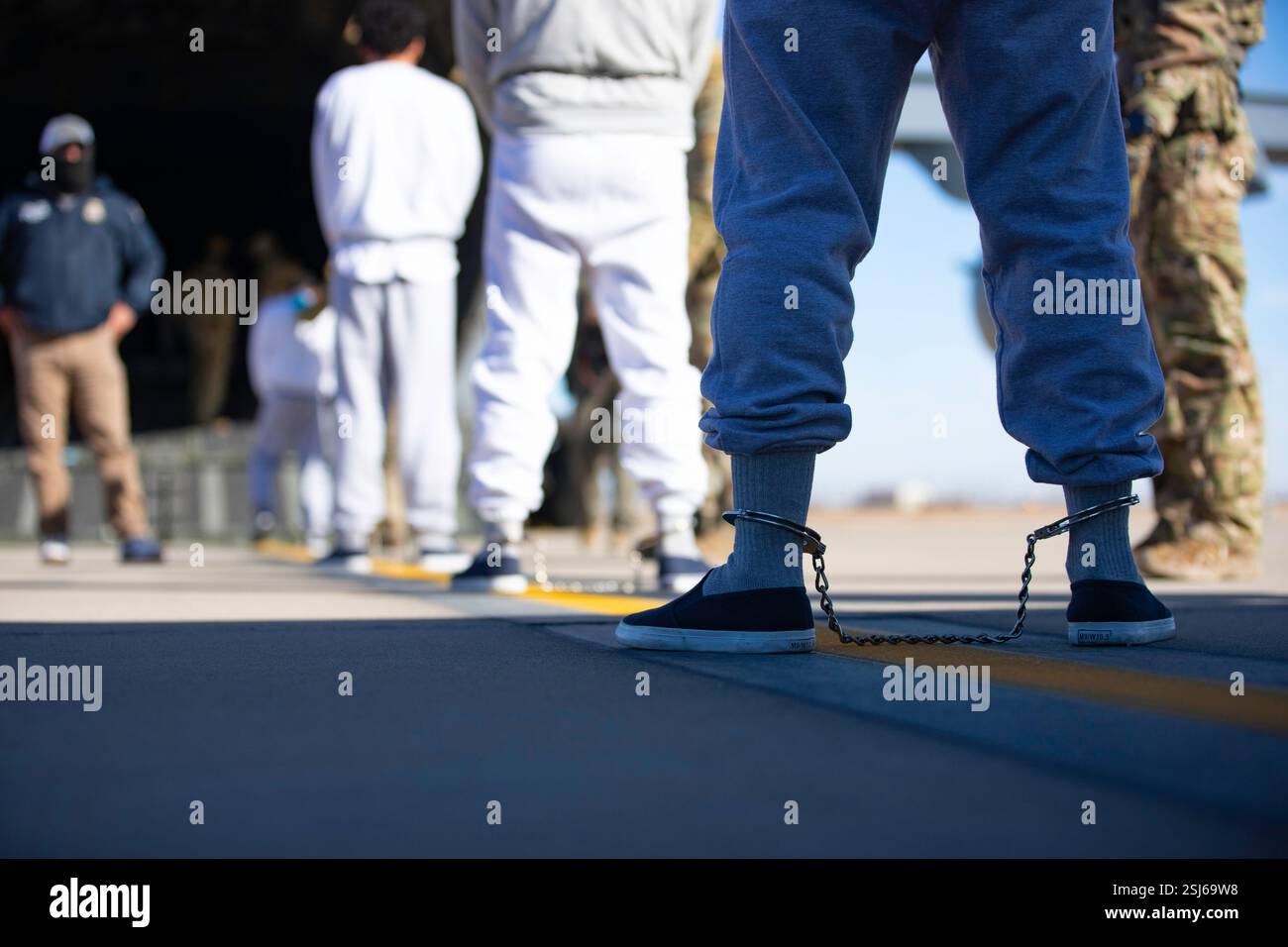 BIGGS ARMY AIRFIELD, FORT BLISS, TEXAS, USA - 4. Februar 2025 - US Immigration and Customs Enforcement (ICE) Agenten, in Abstimmung mit den USA S Stockfoto