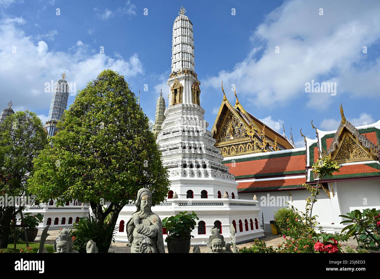 Der Grand Palace Wat Phra Kaew Komplex Gebäude im Herzen der Stadt Bangkok, Thailand. City Pillar Shrine Stockfoto
