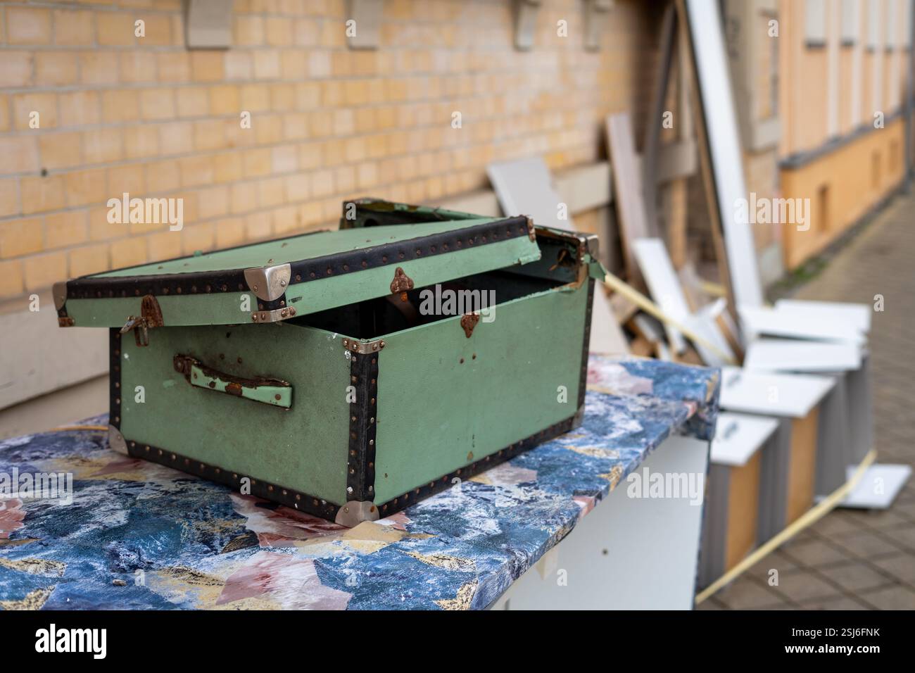Haushaltsräumung Alte Möbel mit Box auf der Straße für Sperrmüll zum Recycling Stockfoto