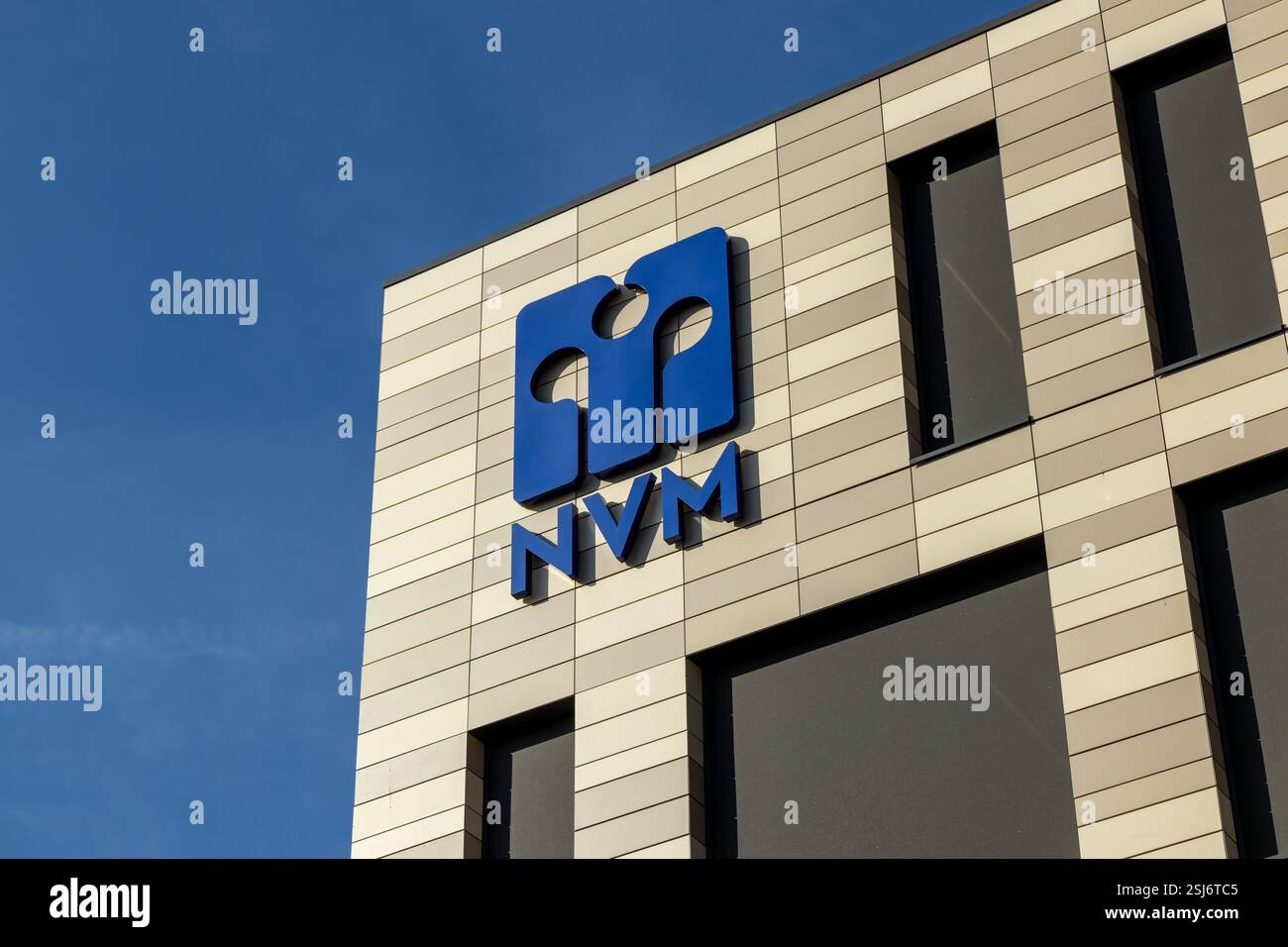 NVM Makelaardij Büro und Logo, niederländischer Verband der Immobilienmakler Stockfoto