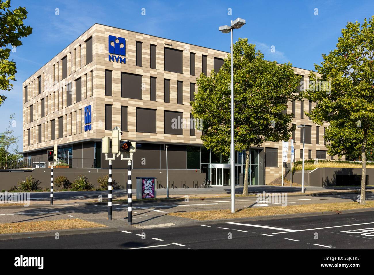NVM Makelaardij Büro und Logo, niederländischer Verband der Immobilienmakler Stockfoto