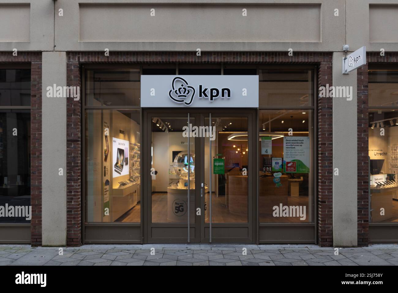 Logo für den vorderen Eingang des KPN Stores indirekte Beleuchtung, Beschilderung des Unternehmens für Technologiekommunikation. Stockfoto