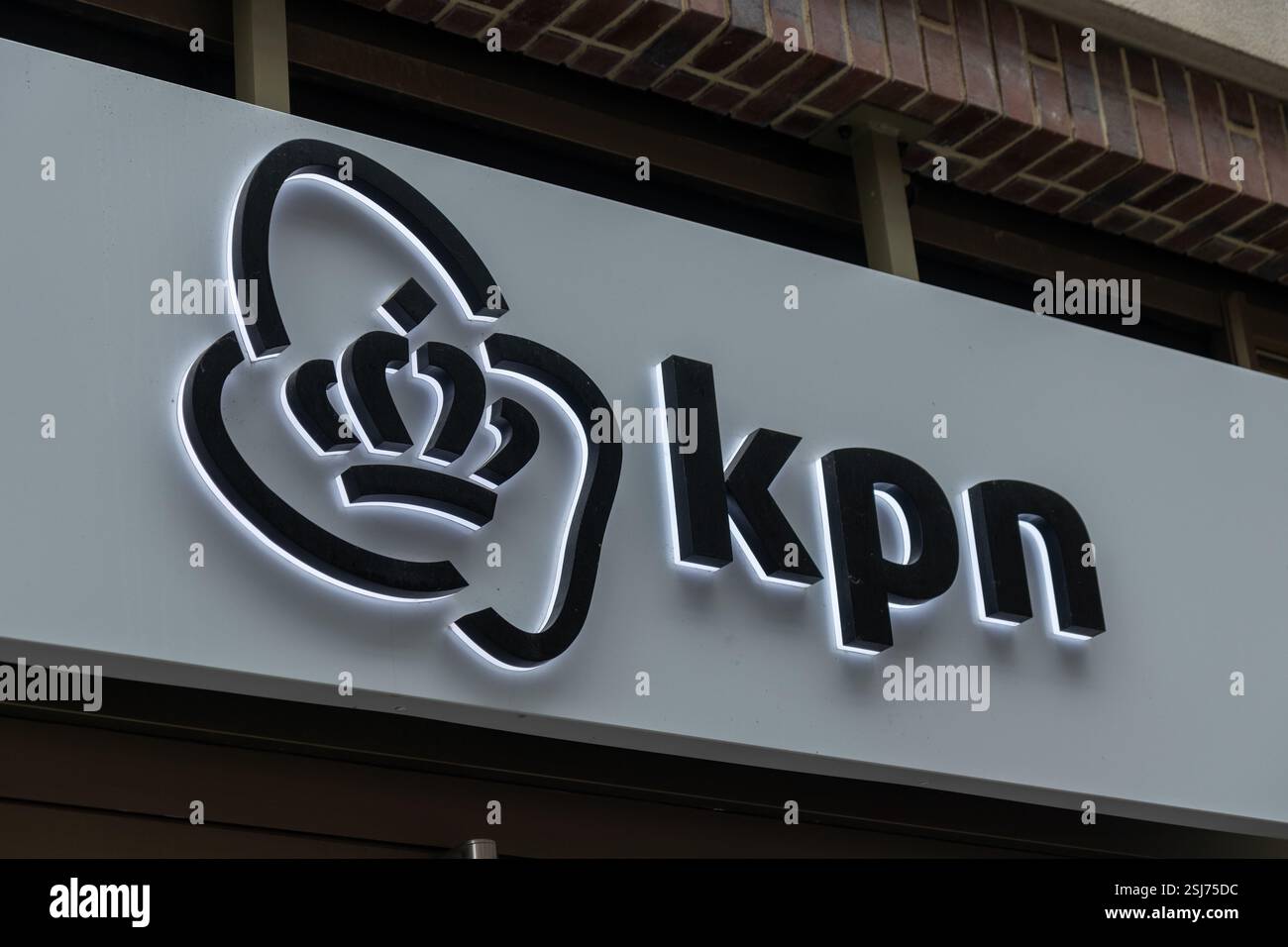 KPN-Logo am Vordereingang des Geschäfts, Logo indirekte Beleuchtung, Beschilderung des Unternehmens für Technologiekommunikation. Stockfoto