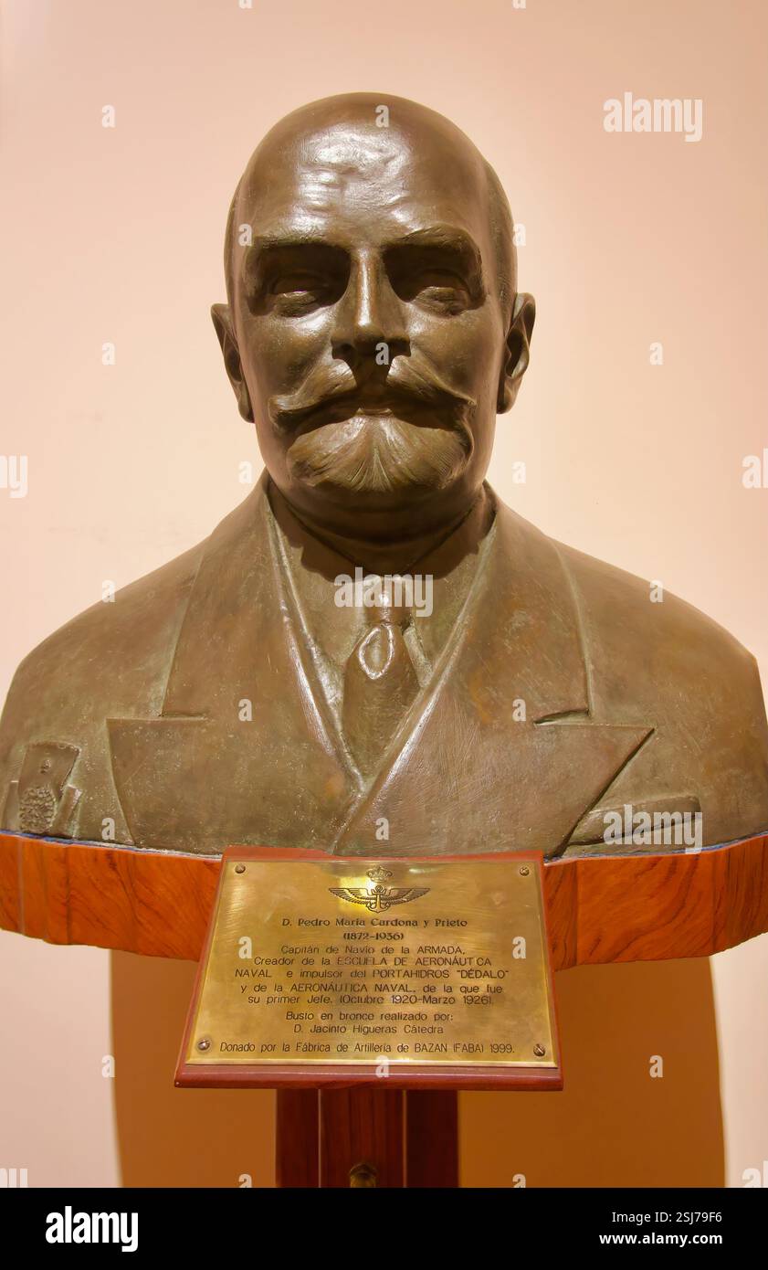 1999 Bronzeskulptur von Jacinto Higueras Catedra von Pedro Cardona Prieto Gründer der spanischen Marine Luftfahrt Schule Naval Museum Madrid Spanien Stockfoto