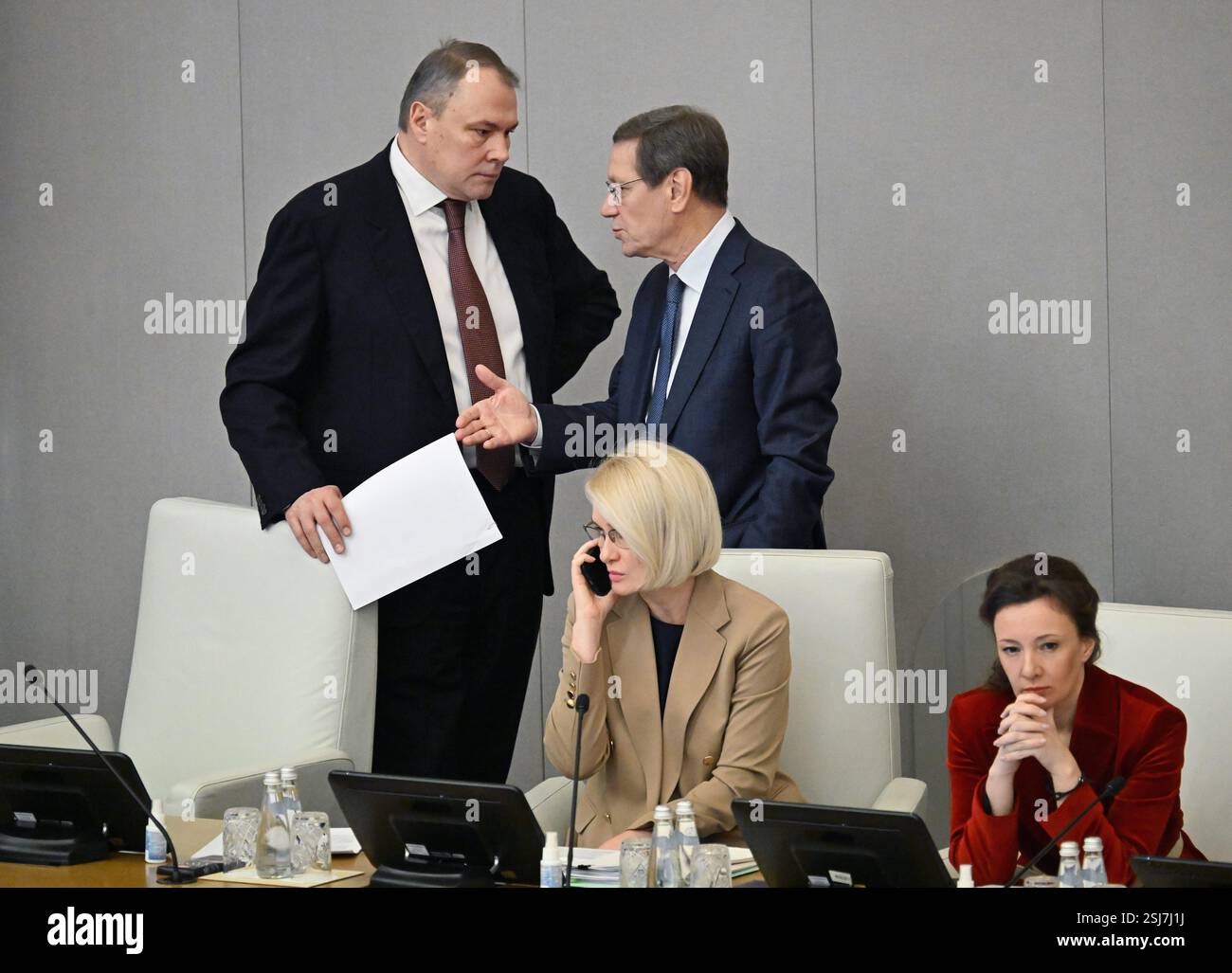 Moskau, Russland. Februar 2025. Stellvertretende Vorsitzende der russischen Staatsduma Pjotr Tolstoi (links), Victoria Abramtschenko (zweiter von links), Anna Kusnezowa (rechts) und erster stellvertretender Vorsitzender der russischen Staatsduma Alexander Schukow (zweiter von rechts) während des Treffens. Quelle: Dmitry Dukhanin/Kommersant Photo/SIPA USA Credit: SIPA US/Alamy Live News Stockfoto