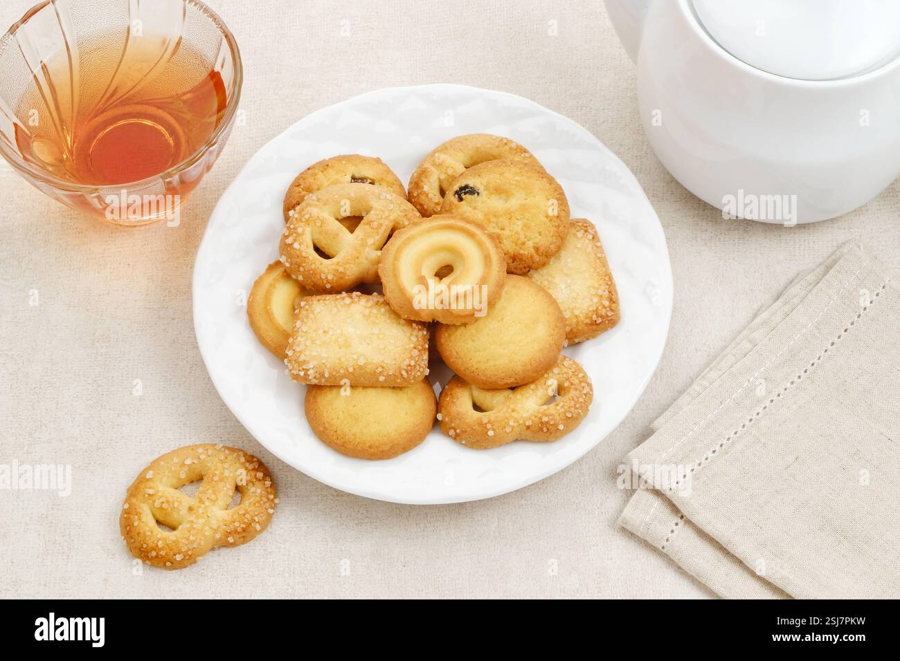 Verschiedene dänische Butterkekse, serviert auf einem weißen Teller. Stockfoto