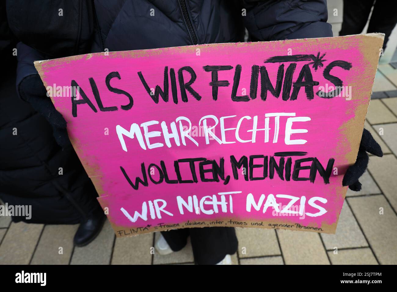 Unter dem Titel nie wieder ist jetzt - Großdemonstration gegen den Rechtsruck in der Gesellschaft - Demoschild: Als uns FLINTA*S MEHR RECHTE WOLLTEN, MEINTEN uns NICHT NAZIS - FLINTA* Frauen, Lesben, inter, trans und Agender Personen - Deutschland, DE, DEU, Deutschland, Gießen, 08.02.2025: Protestaktion gegen rechte Tendenzen und den gesellschaftlichen Rechtsruck in weiten Teilen der Deutschen Bevölkerung. Ein weiteres aktuelles Thema war die Abstimmung von Union, FDP und AfD im Deutschen Bundestag zur Migrationsdebatte. Die Protestierenden zeigen ihren Unmut gegen den Kanzlerkandidaten der CD Stockfoto