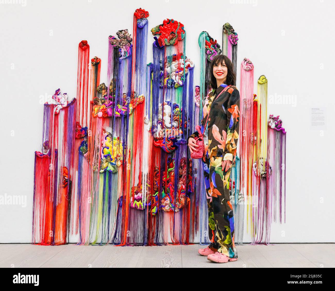 London, Großbritannien. Februar 2025. Die Künstlerin Anne von Freyburg mit ihrer Arbeit „Floral Arrangement 1 (nach Jan van Huysum, Stillleben), 2024. „Flowers - Flora in Contemporary Art & Culture“ bietet großformatige Installationen, Originalkunstwerke, Fotografie, Mode, Archivobjekte, und Grafikdesign, um den anhaltenden Einfluss von Blumen auf Kreativität und menschlichen Ausdruck zu erforschen. Findet Vom 12. Februar Bis 5. Mai Statt. Quelle: Imageplotter/Alamy Live News Stockfoto