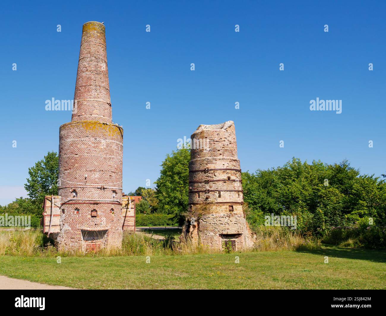 Überreste von zwei alten Kalköfen, Trockenöfen des Boesdal Kalksteinbruchs, Stevns Klint, Neuseeland, Dänemark Stockfoto