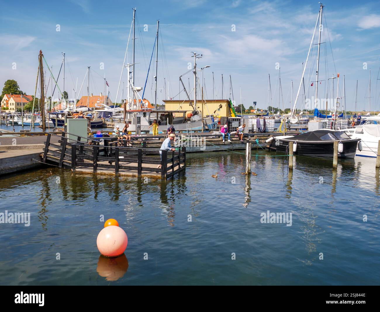 Hafen von Dragør auf Amager Island, Touristen genießen die Uferpromenade, Hauptstadt von Dänemark, entlang der Ostsee Stockfoto
