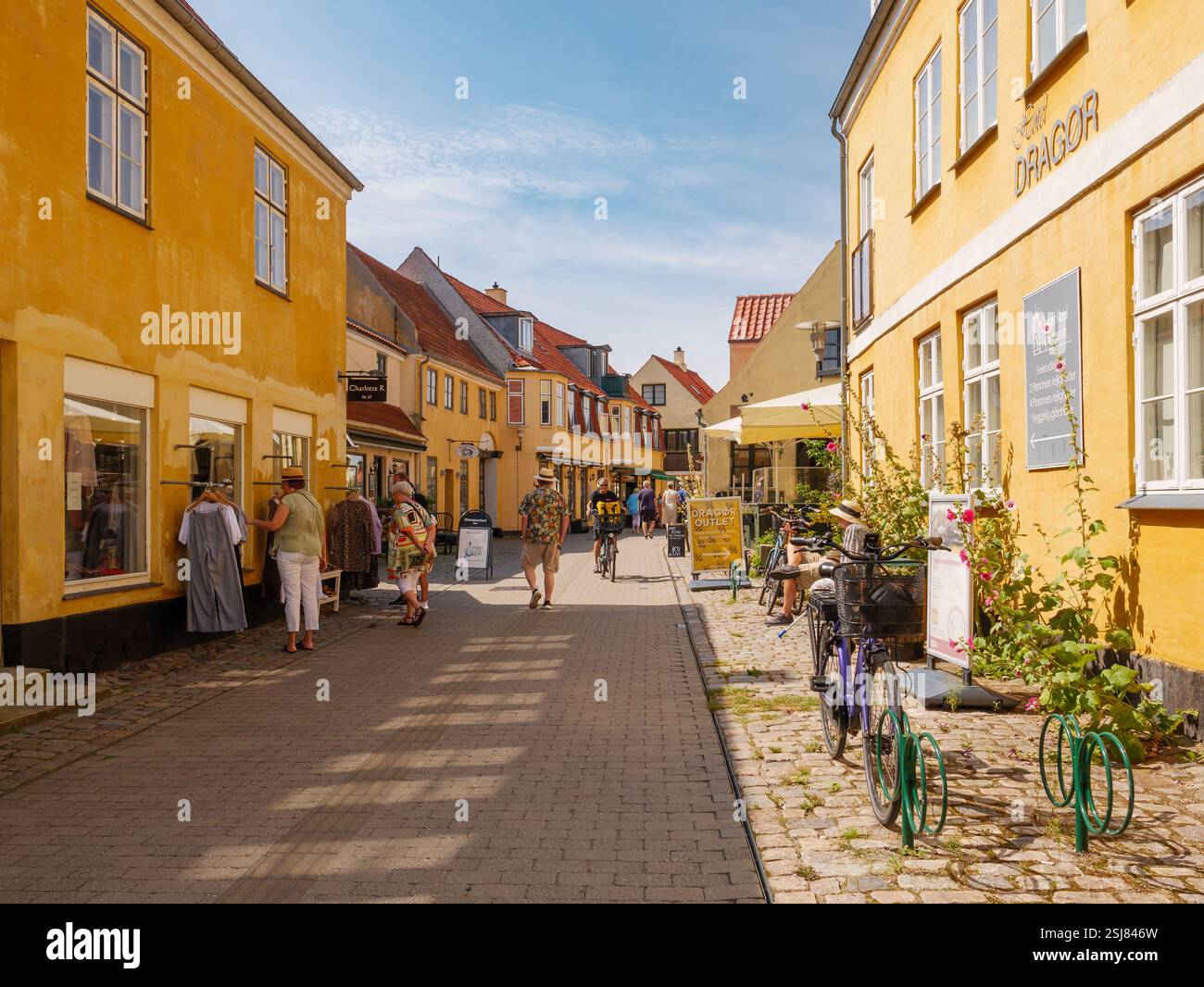 Einkaufsstraße Kongevejen mit Menschen und Geschäften in der Altstadt von Dragør, Amager Island, Hauptstadtregion, Dänemark Stockfoto