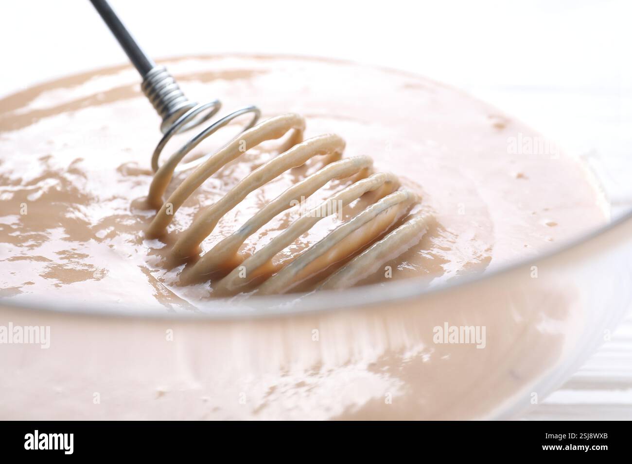 Schneebesen und eine Schüssel Teig, Nahansicht Stockfoto