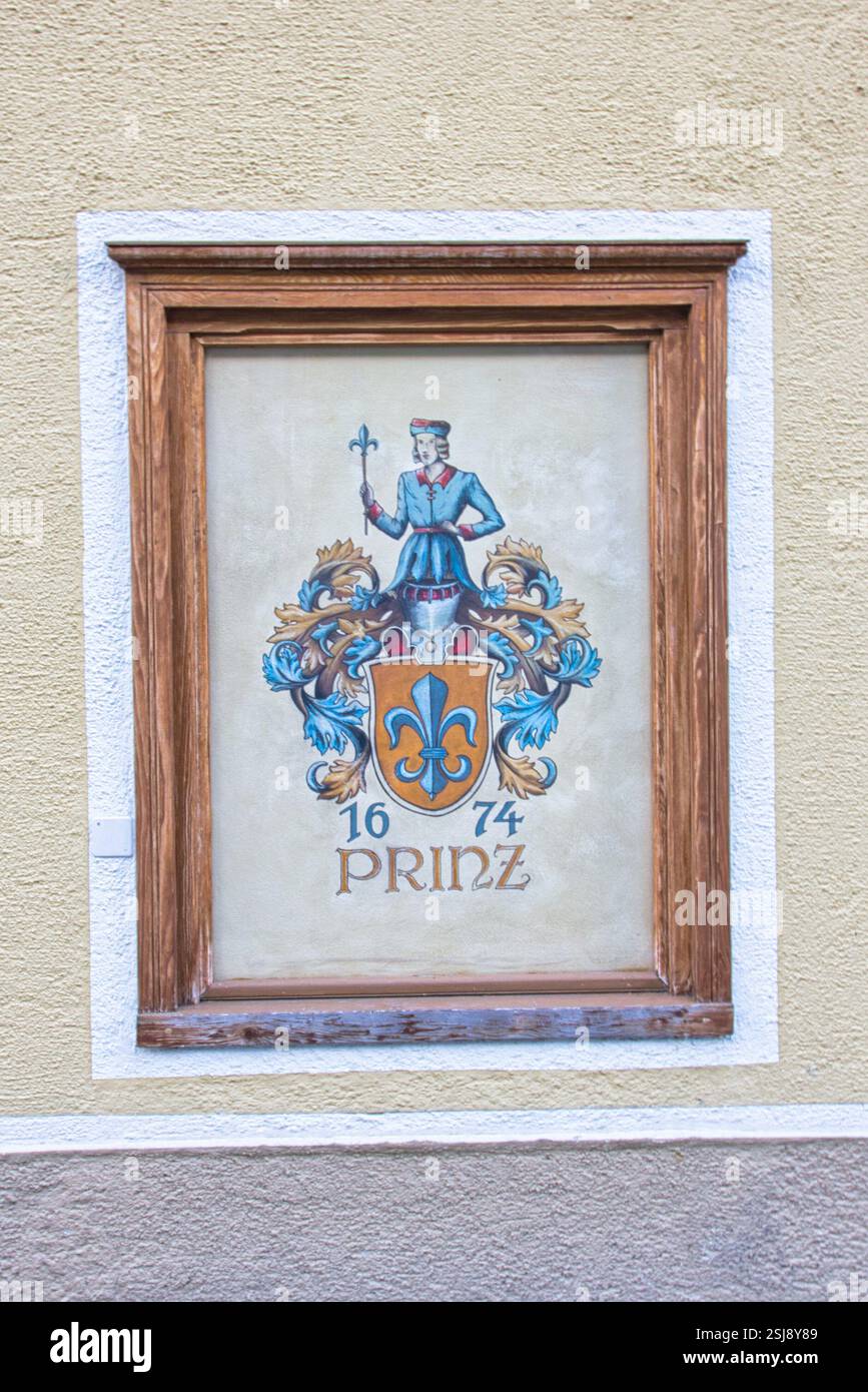 Ein historisches Wappen aus dem Jahr 1674, das an der Fassade eines Gebäudes in Samnaun in der Schweiz ausgestellt wurde. Stockfoto
