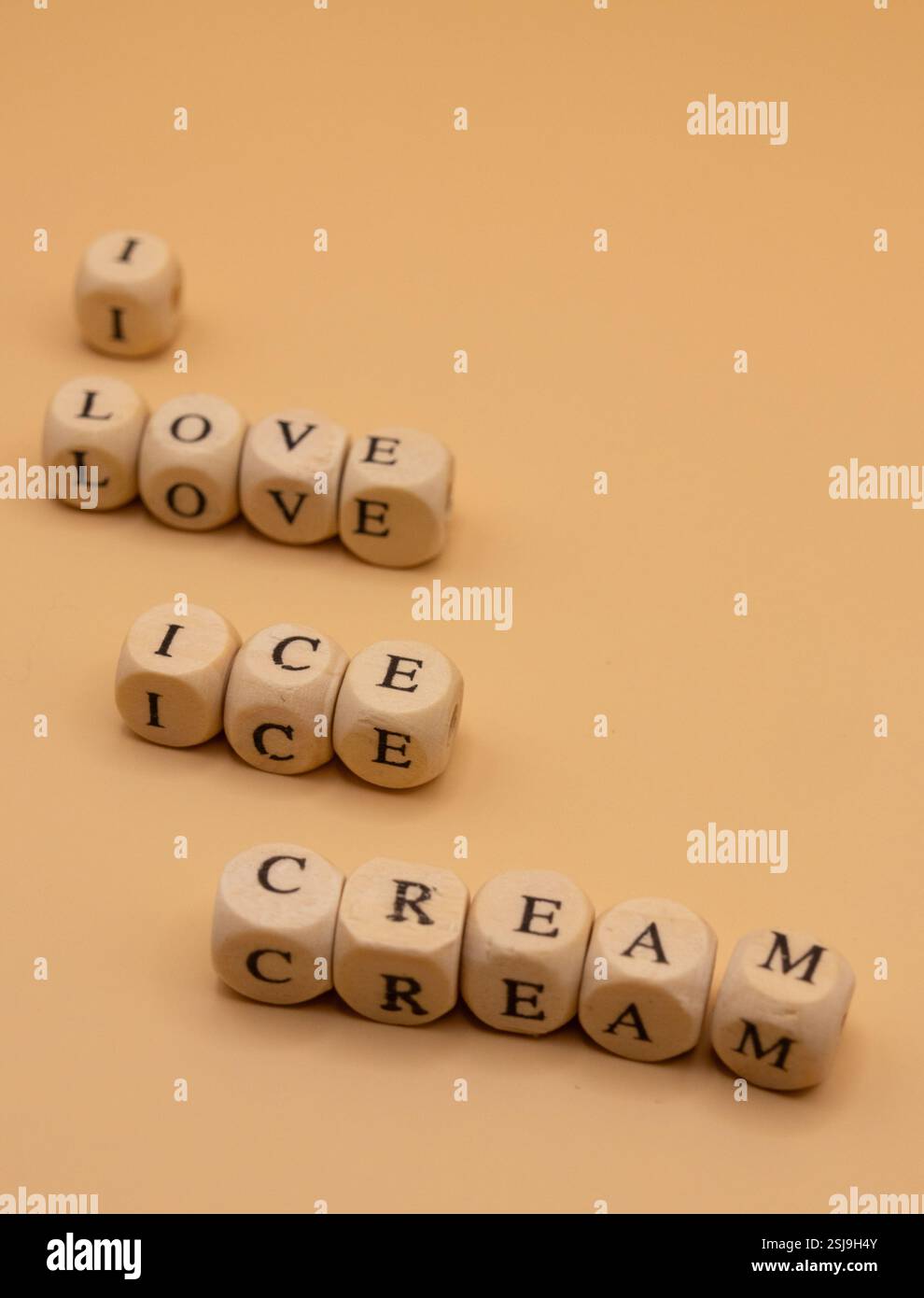 Ein Konzept für Eis zum Frühstückstag mit Holzwürfeln Stockfoto