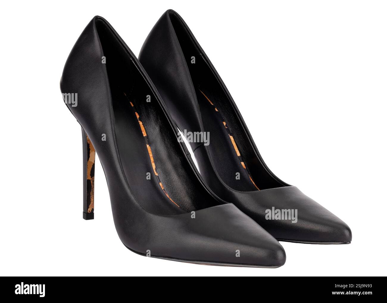 Schwarze High Heels mit Leopardenmuster, isoliert auf weiß Stockfoto