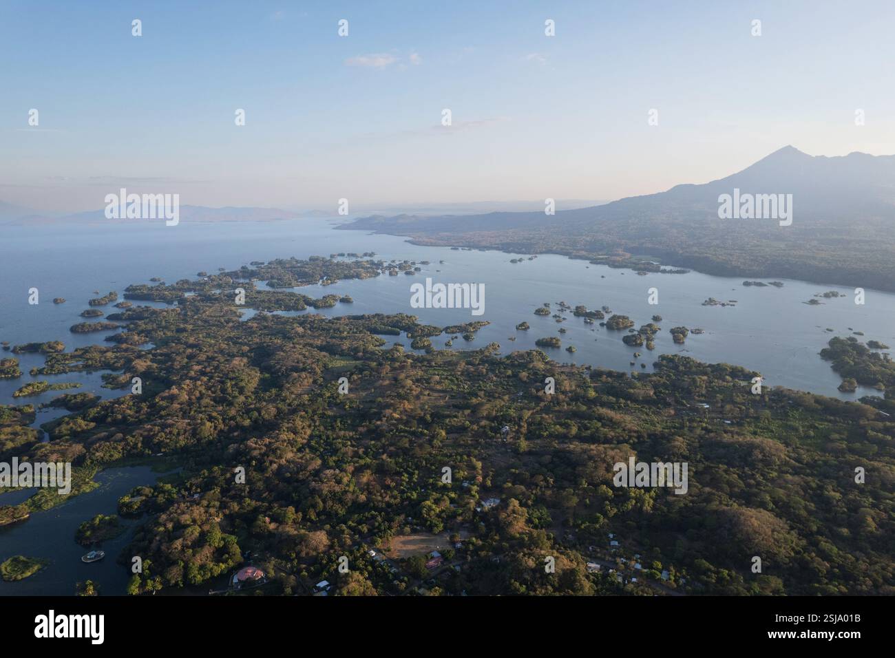 Viele Inseln neben dem Mombacho Vulkan aus der Luft mit Drohnenblick Stockfoto