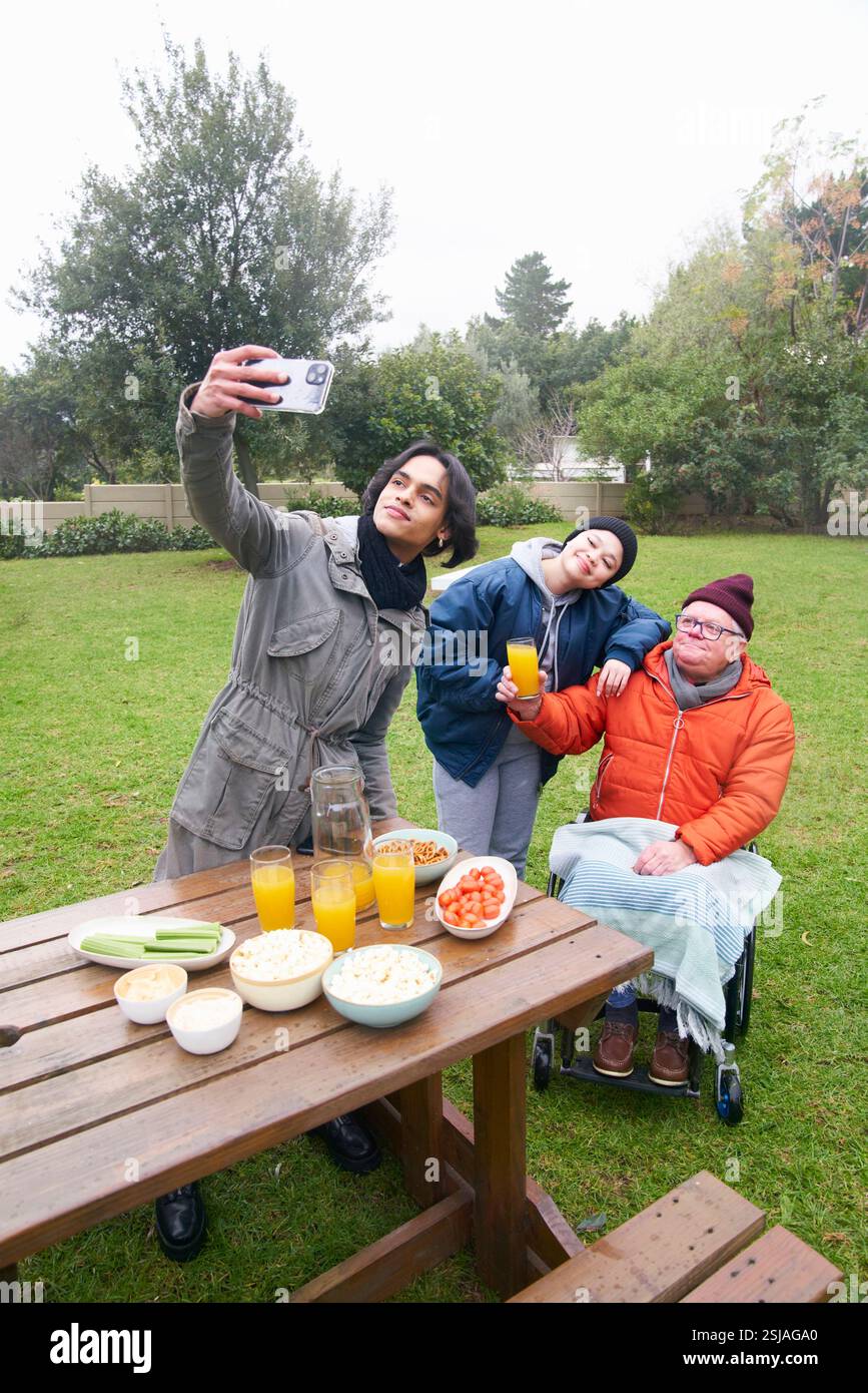 Freunde nehmen Selfie im freien Stockfoto