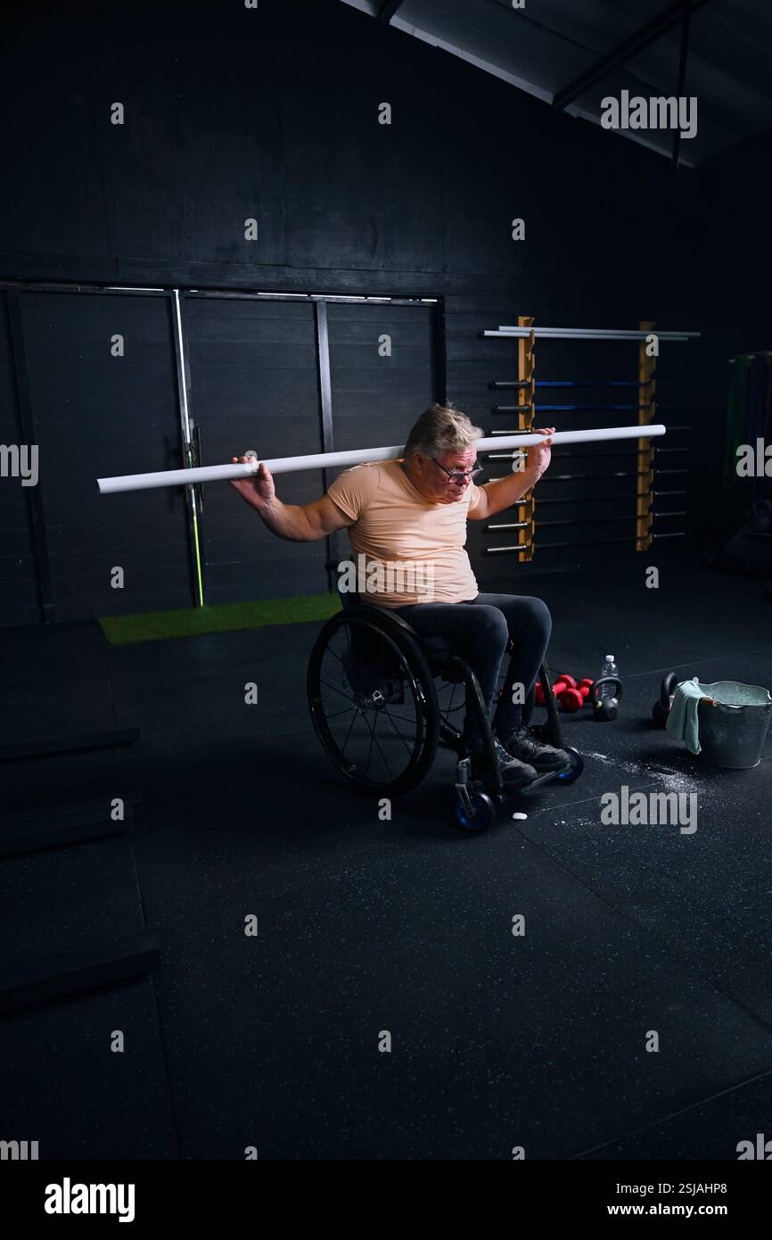 Behinderter Mann, der im Fitnessstudio trainiert Stockfoto