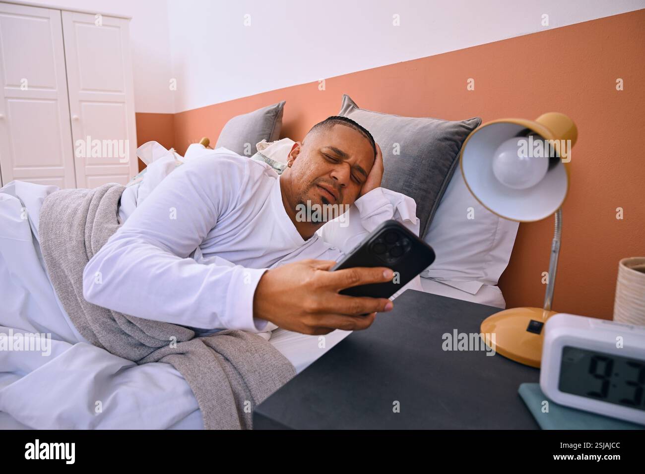 Mann im Bett aufwachen Stockfoto