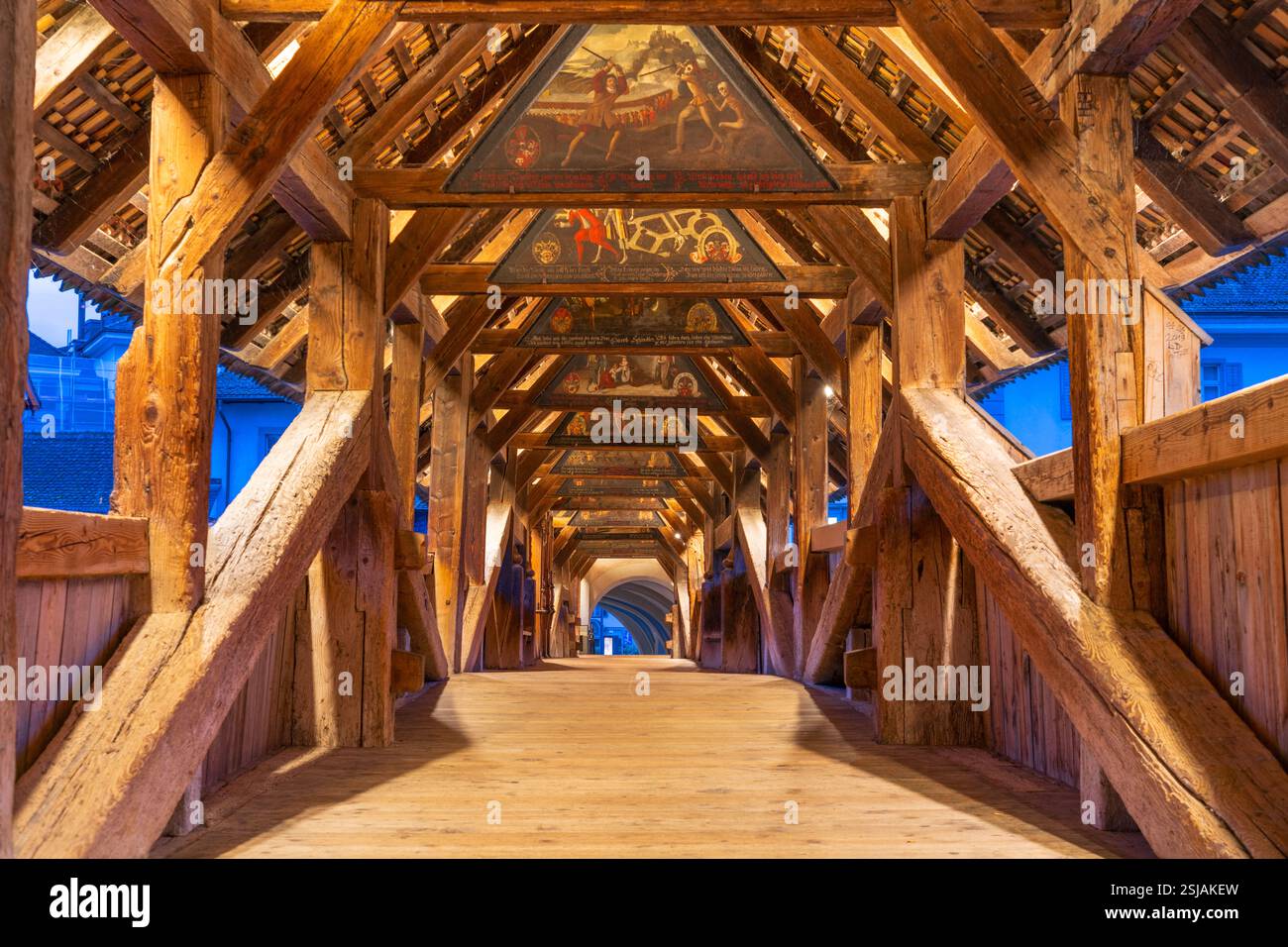 LUZERN, SCHWEIZ - 24. SEPTEMBER 2023: Das Wahrzeichen der Kapellbrücke aus den 1300er Jahren mit Kunst aus dem 17. Jahrhundert. Stockfoto