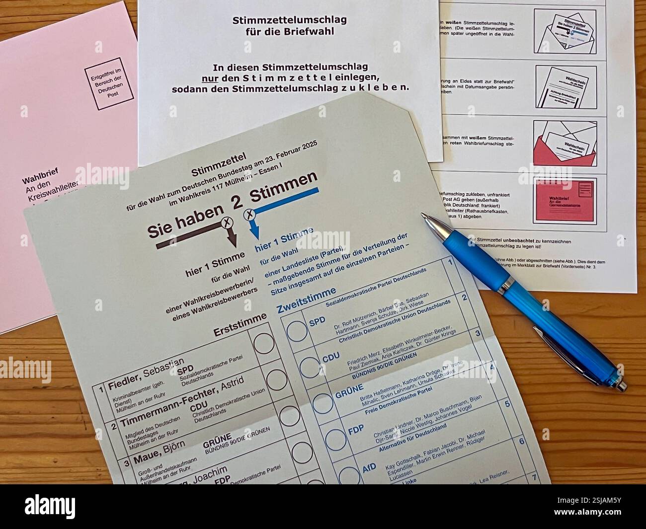 Essen, Nordrhein-Westfalen, Deutschland - Stimmzettel für die Bundestagswahl am 23. Februar 2025 im Wahlkreis 117 Muelheim-Essen Stockfoto